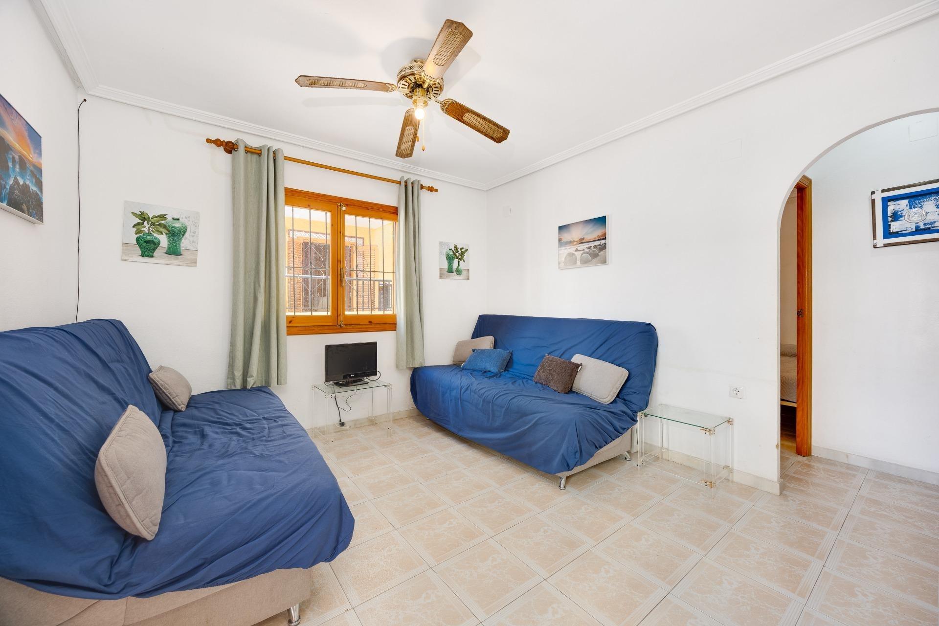 Encantador Apartamento en La Mata: Playa, Piscina y Sol., Apartamento en La Mata, Torrevieja. A 350m de la playa, con 1 hab, piscina, parking y terraza. Ideal inversión o vacaciones en Costa Blanca por 140.000€.