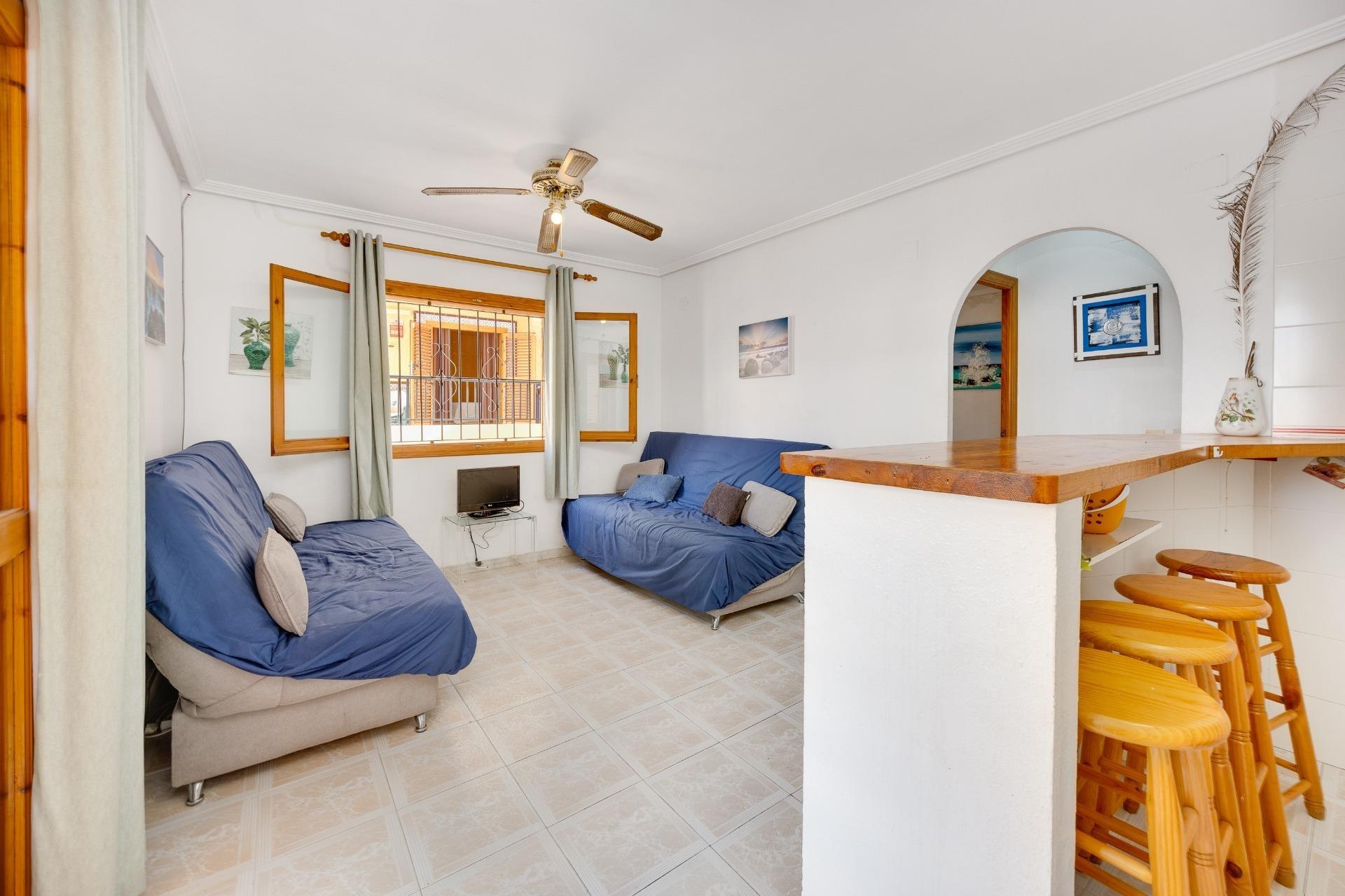 Encantador Apartamento en La Mata: Playa, Piscina y Sol., Apartamento en La Mata, Torrevieja. A 350m de la playa, con 1 hab, piscina, parking y terraza. Ideal inversión o vacaciones en Costa Blanca por 140.000€.