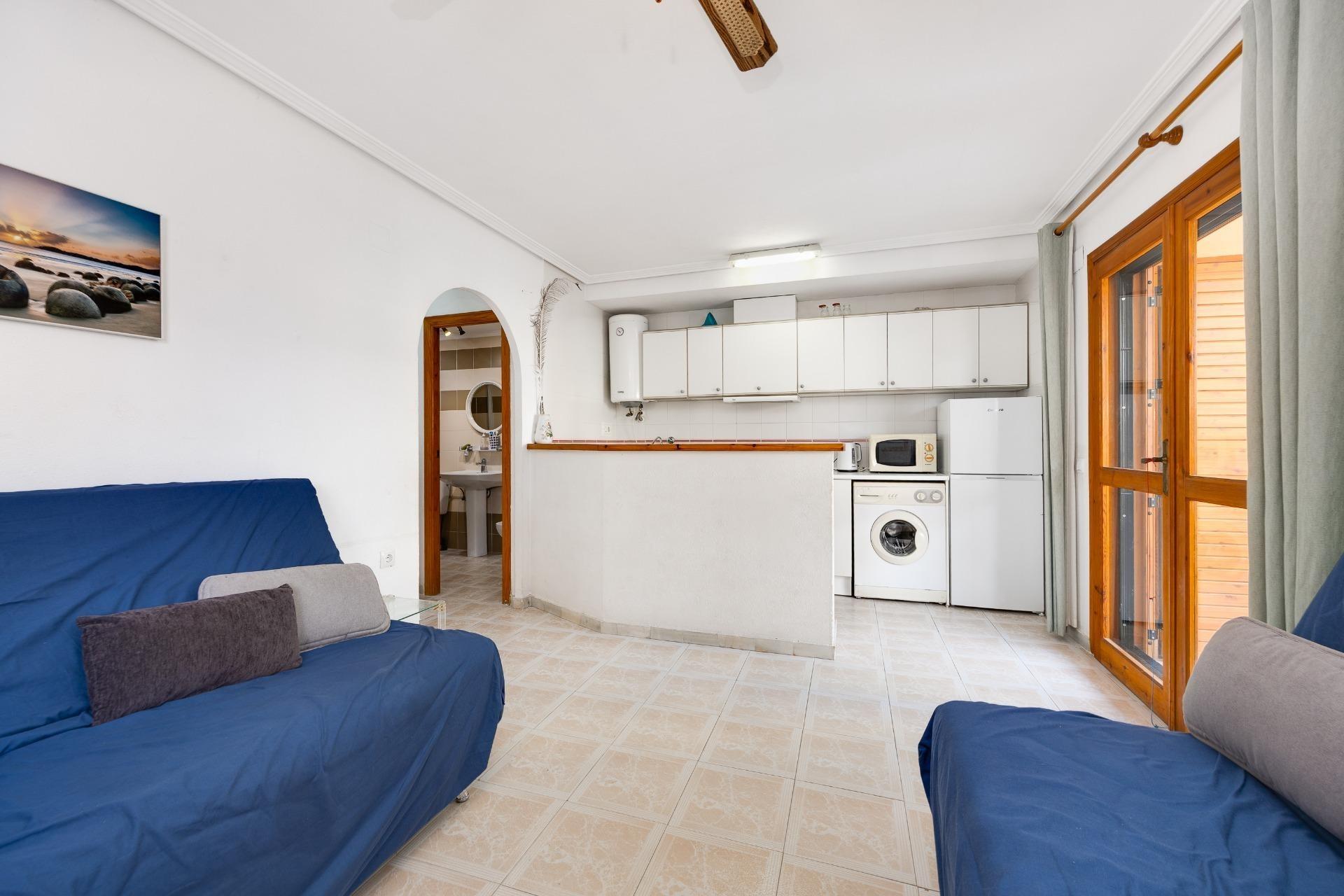 Encantador Apartamento en La Mata: Playa, Piscina y Sol., Apartamento en La Mata, Torrevieja. A 350m de la playa, con 1 hab, piscina, parking y terraza. Ideal inversión o vacaciones en Costa Blanca por 140.000€.