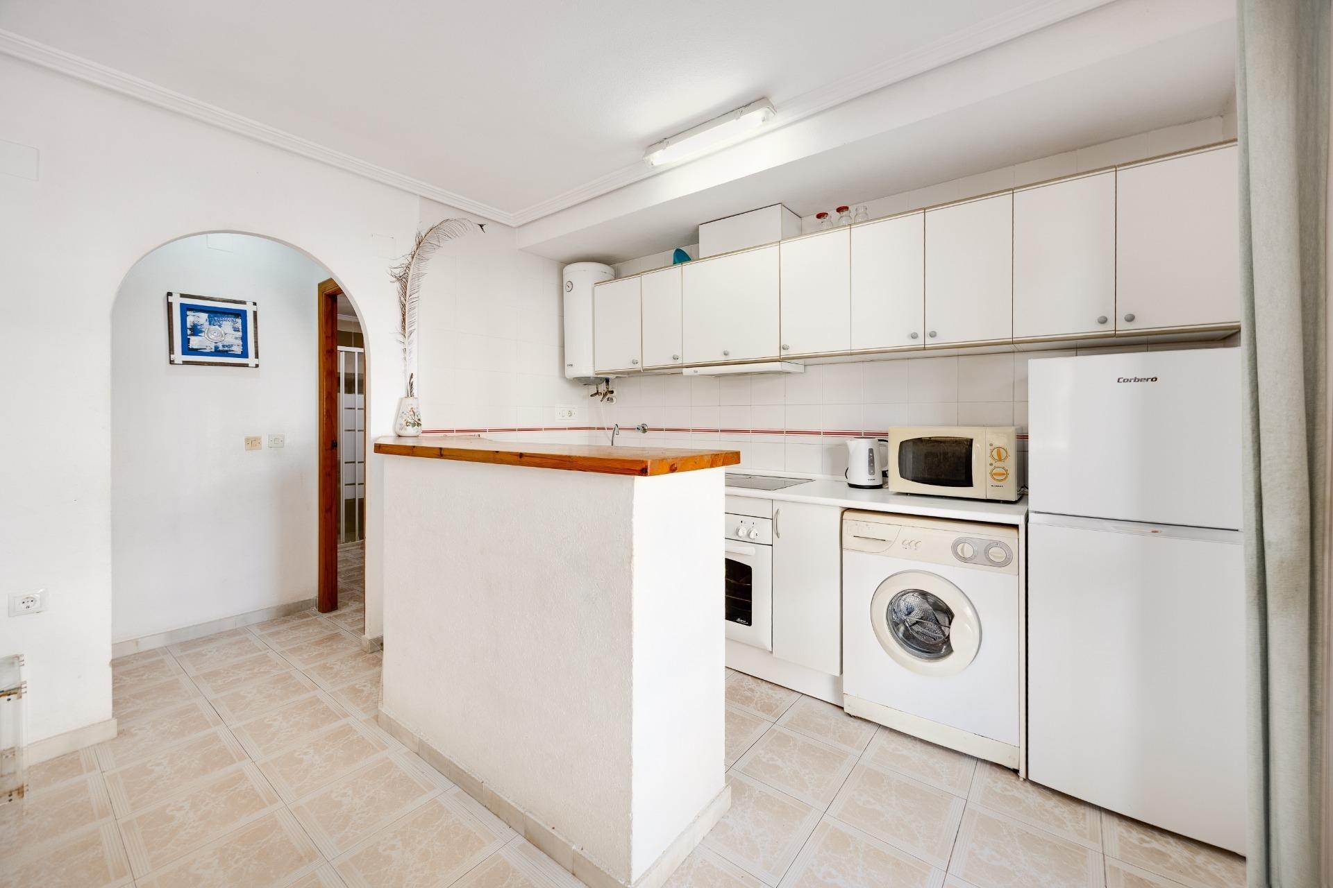 Encantador Apartamento en La Mata: Playa, Piscina y Sol., Apartamento en La Mata, Torrevieja. A 350m de la playa, con 1 hab, piscina, parking y terraza. Ideal inversión o vacaciones en Costa Blanca por 140.000€.