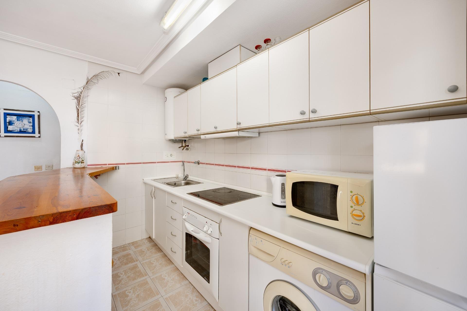 Encantador Apartamento en La Mata: Playa, Piscina y Sol., Apartamento en La Mata, Torrevieja. A 350m de la playa, con 1 hab, piscina, parking y terraza. Ideal inversión o vacaciones en Costa Blanca por 140.000€.