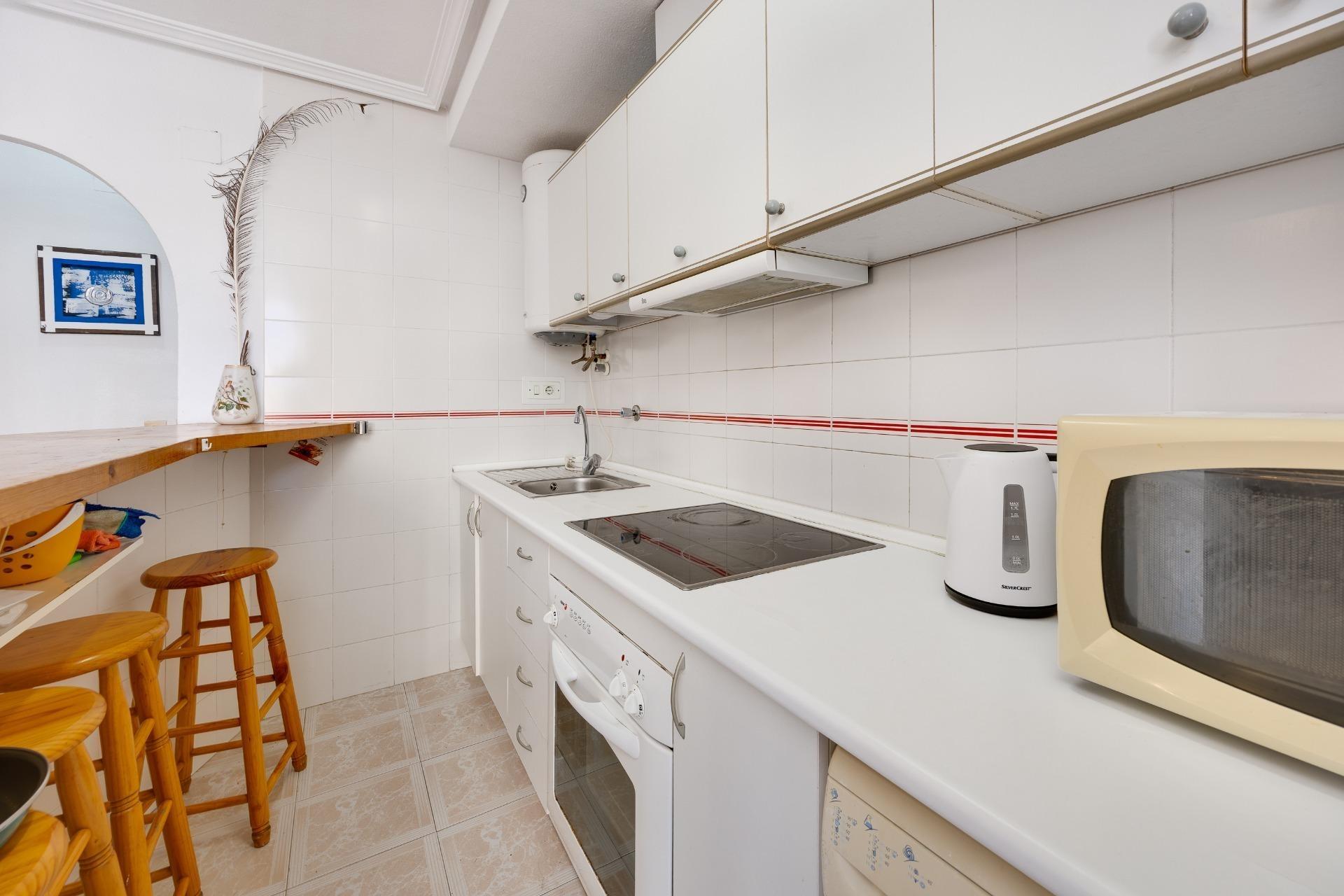 Encantador Apartamento en La Mata: Playa, Piscina y Sol., Apartamento en La Mata, Torrevieja. A 350m de la playa, con 1 hab, piscina, parking y terraza. Ideal inversión o vacaciones en Costa Blanca por 140.000€.
