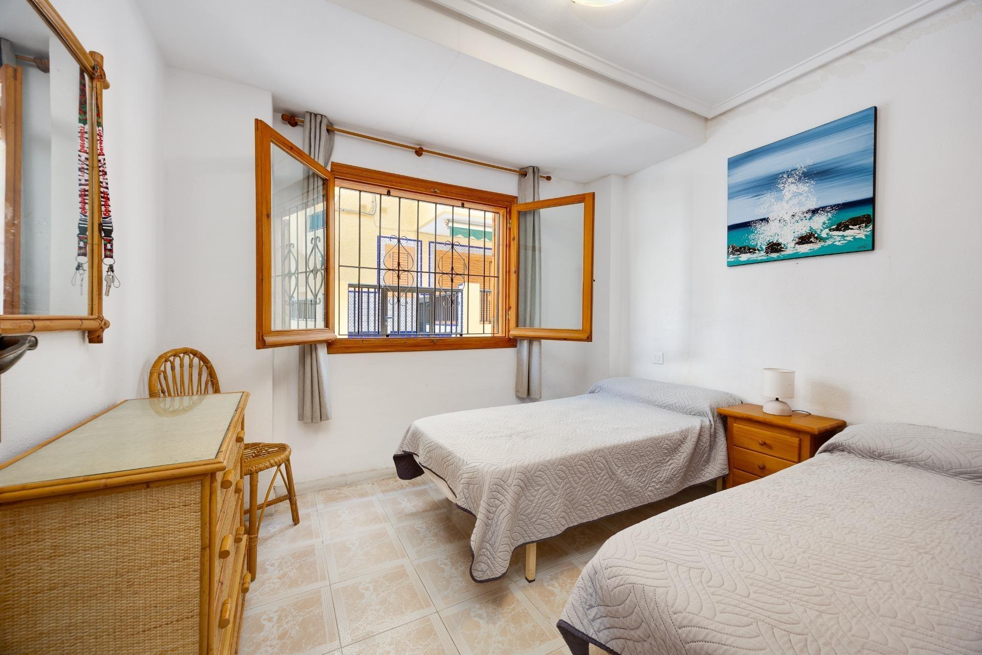 Encantador Apartamento en La Mata: Playa, Piscina y Sol., Apartamento en La Mata, Torrevieja. A 350m de la playa, con 1 hab, piscina, parking y terraza. Ideal inversión o vacaciones en Costa Blanca por 140.000€.