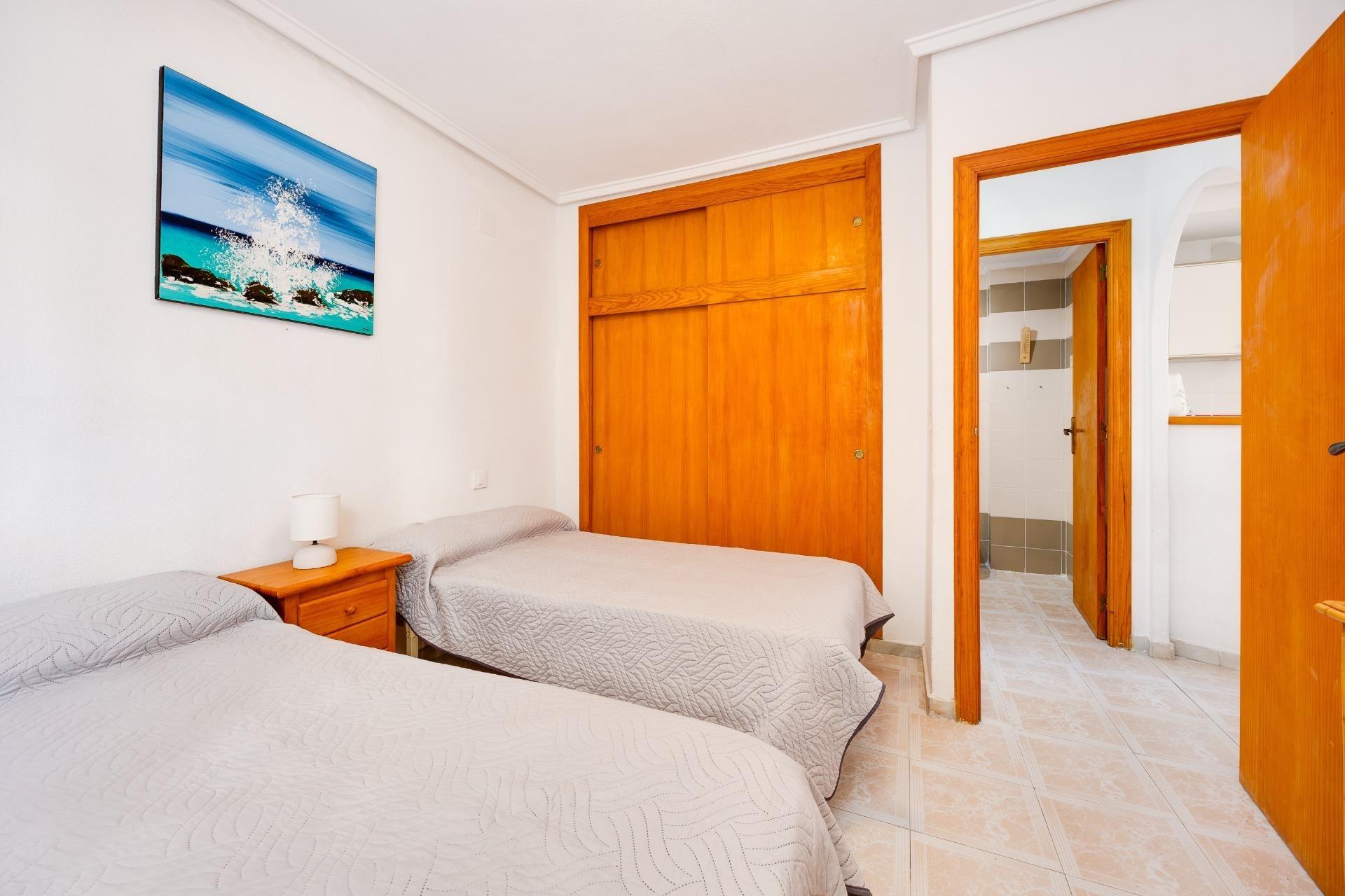 Encantador Apartamento en La Mata: Playa, Piscina y Sol., Apartamento en La Mata, Torrevieja. A 350m de la playa, con 1 hab, piscina, parking y terraza. Ideal inversión o vacaciones en Costa Blanca por 140.000€.