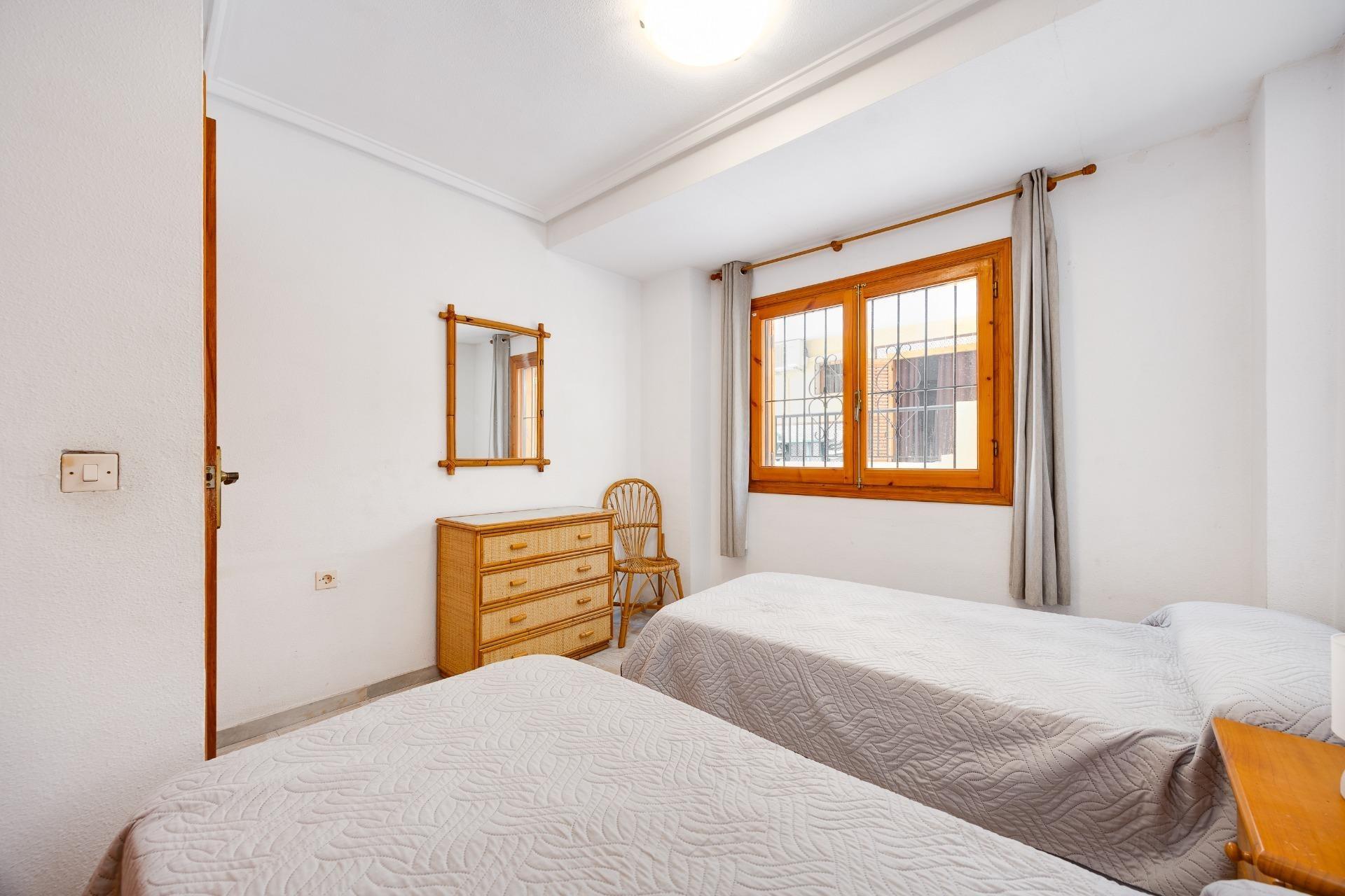 Encantador Apartamento en La Mata: Playa, Piscina y Sol., Apartamento en La Mata, Torrevieja. A 350m de la playa, con 1 hab, piscina, parking y terraza. Ideal inversión o vacaciones en Costa Blanca por 140.000€.
