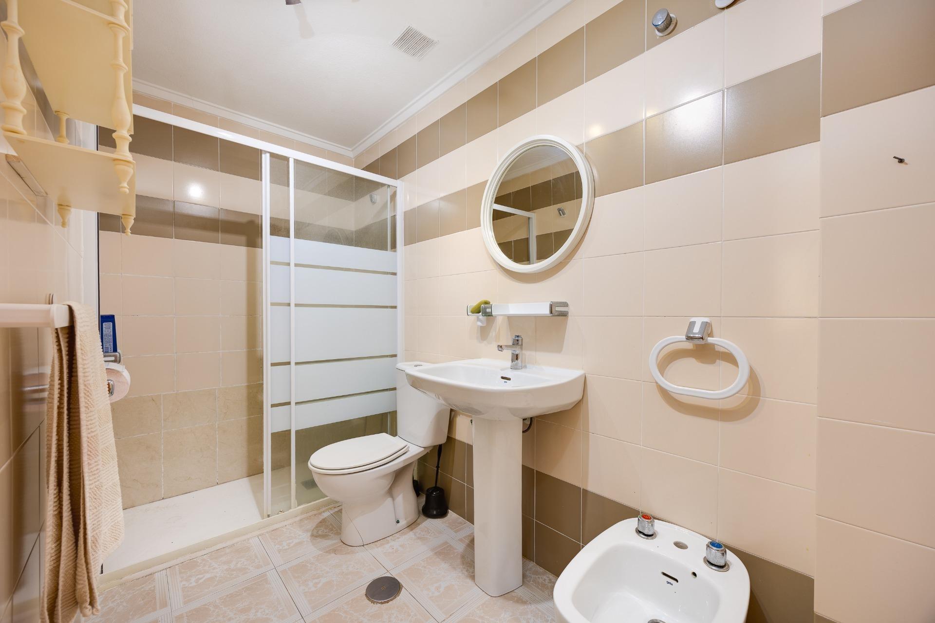 Encantador Apartamento en La Mata: Playa, Piscina y Sol., Apartamento en La Mata, Torrevieja. A 350m de la playa, con 1 hab, piscina, parking y terraza. Ideal inversión o vacaciones en Costa Blanca por 140.000€.