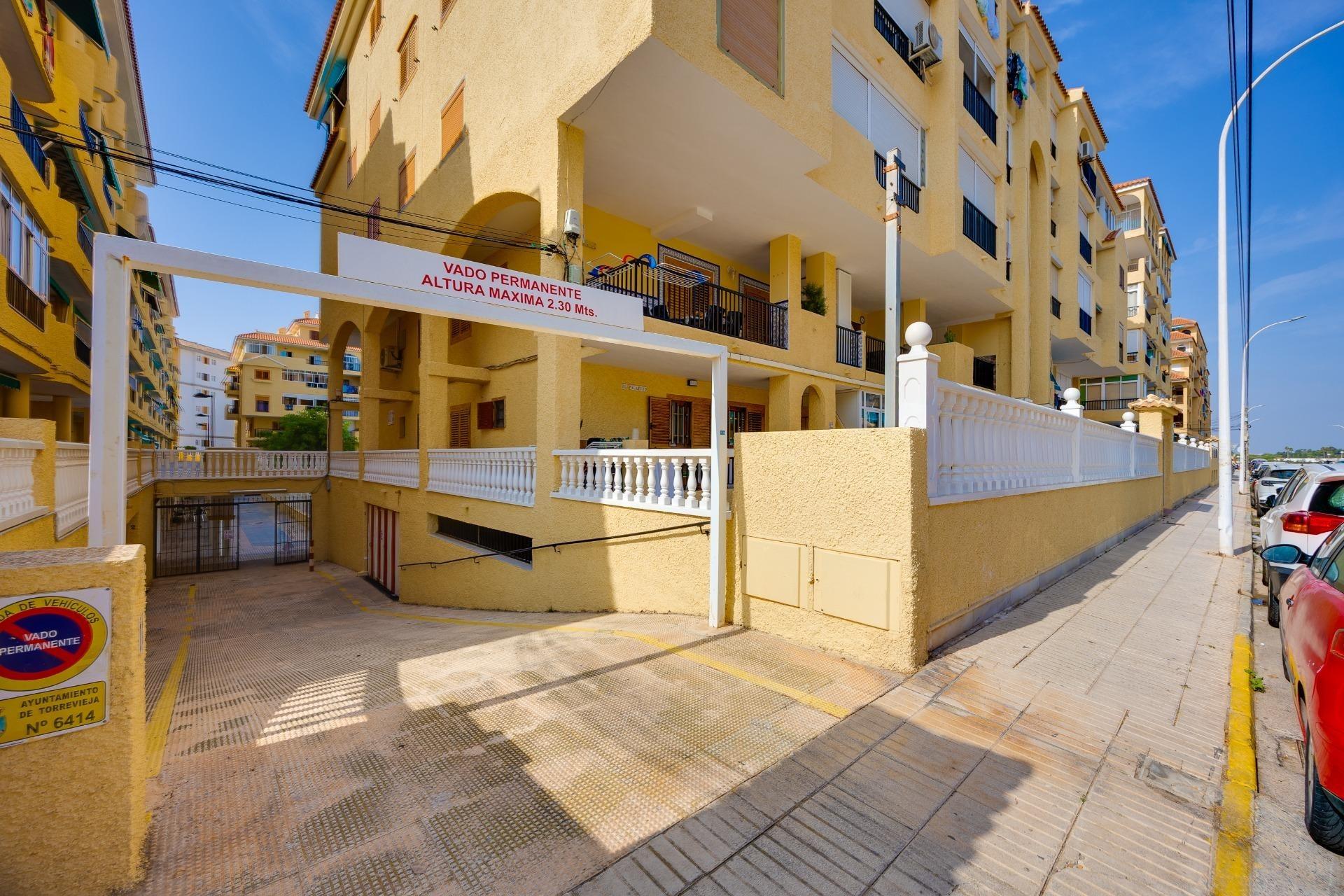 Encantador Apartamento en La Mata: Playa, Piscina y Sol., Apartamento en La Mata, Torrevieja. A 350m de la playa, con 1 hab, piscina, parking y terraza. Ideal inversión o vacaciones en Costa Blanca por 140.000€.