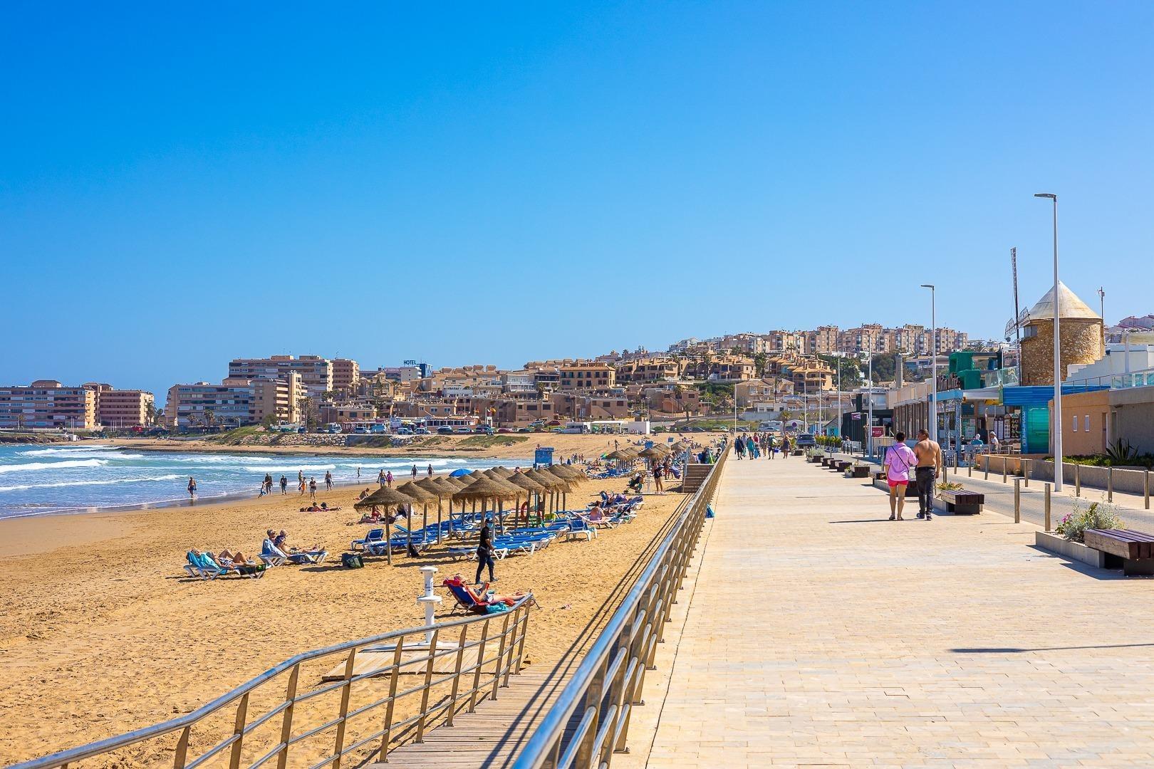 Encantador Apartamento en La Mata: Playa, Piscina y Sol., Apartamento en La Mata, Torrevieja. A 350m de la playa, con 1 hab, piscina, parking y terraza. Ideal inversión o vacaciones en Costa Blanca por 140.000€.