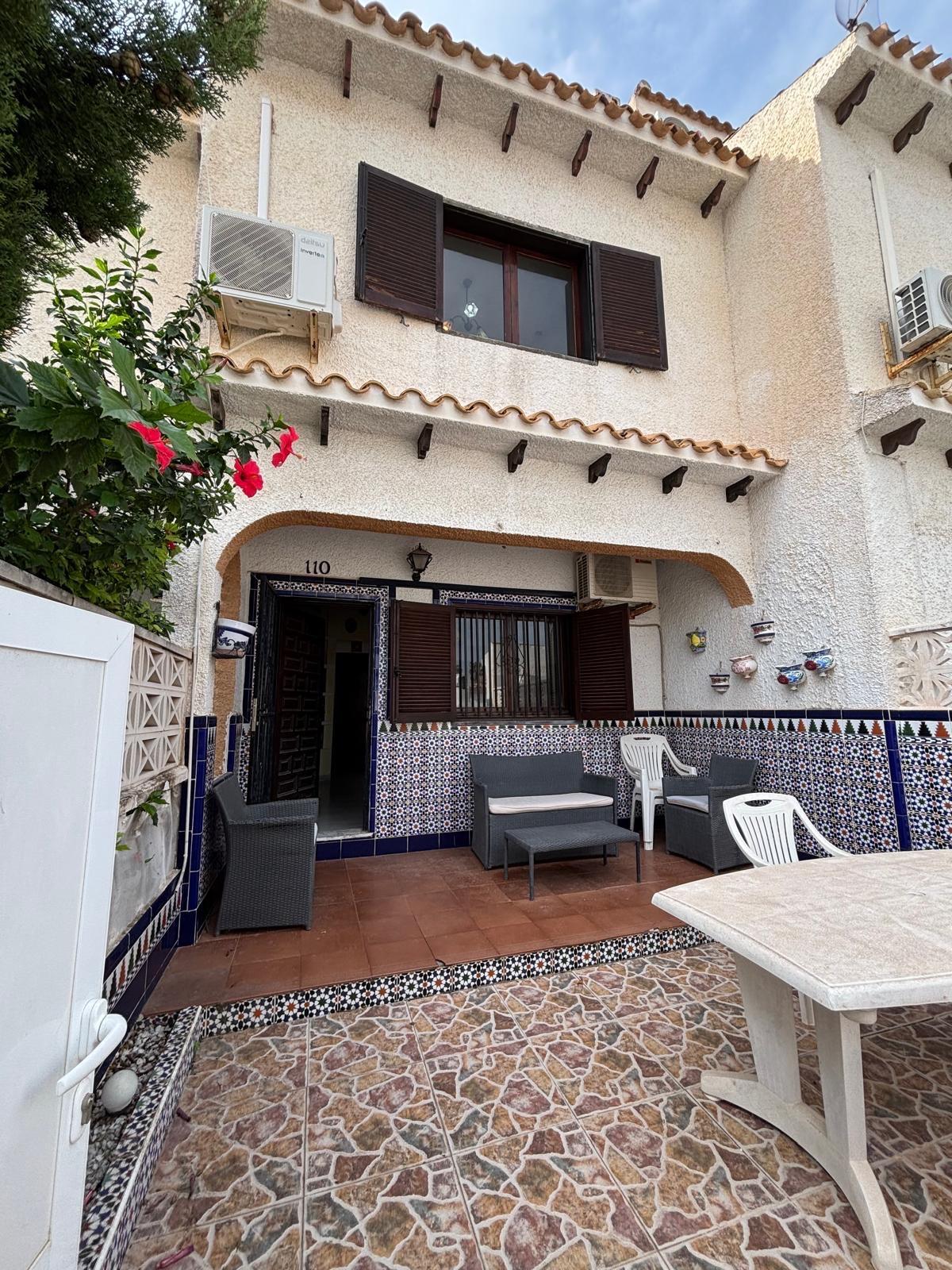 Dúplex en La Rosaleda, Torrevieja: Jardín, Solárium y Cero Gastos, Dúplex independiente en La Rosaleda, Torrevieja. Disfruta de 1 dorm., jardín, solárium y barbacoa. Cerca de playas y servicios. ¡Sin comunidad! Ideal para vivir