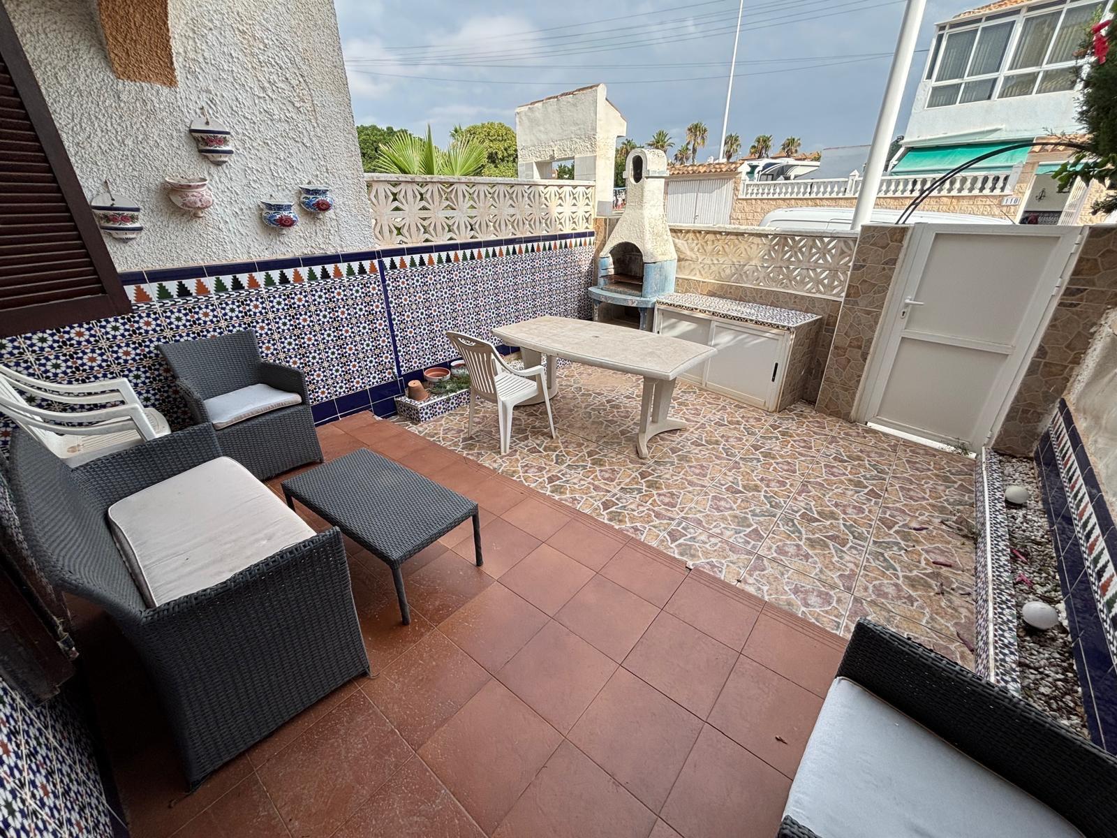 Dúplex en La Rosaleda, Torrevieja: Jardín, Solárium y Cero Gastos, Dúplex independiente en La Rosaleda, Torrevieja. Disfruta de 1 dorm., jardín, solárium y barbacoa. Cerca de playas y servicios. ¡Sin comunidad! Ideal para vivir