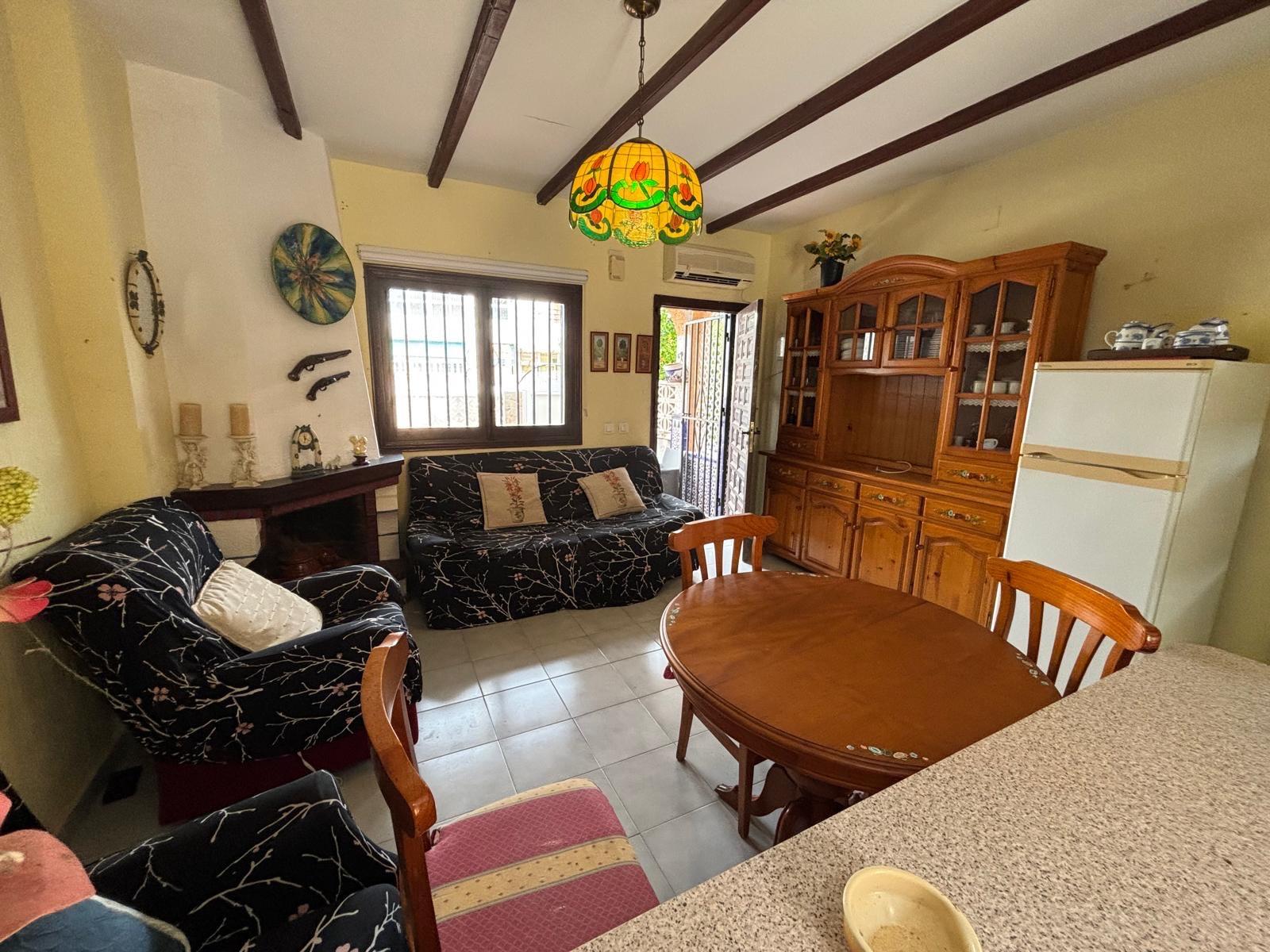 Dúplex en La Rosaleda, Torrevieja: Jardín, Solárium y Cero Gastos, Dúplex independiente en La Rosaleda, Torrevieja. Disfruta de 1 dorm., jardín, solárium y barbacoa. Cerca de playas y servicios. ¡Sin comunidad! Ideal para vivir