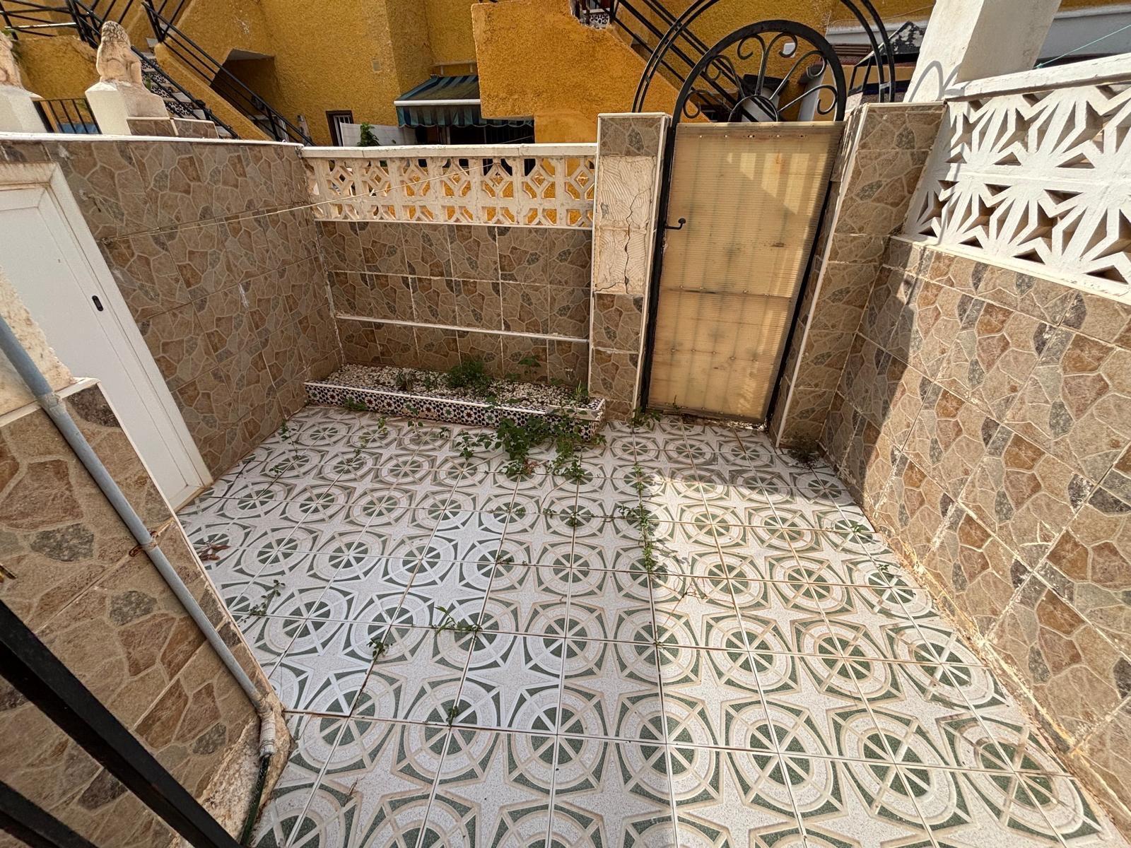 Dúplex en La Rosaleda, Torrevieja: Jardín, Solárium y Cero Gastos, Dúplex independiente en La Rosaleda, Torrevieja. Disfruta de 1 dorm., jardín, solárium y barbacoa. Cerca de playas y servicios. ¡Sin comunidad! Ideal para vivir