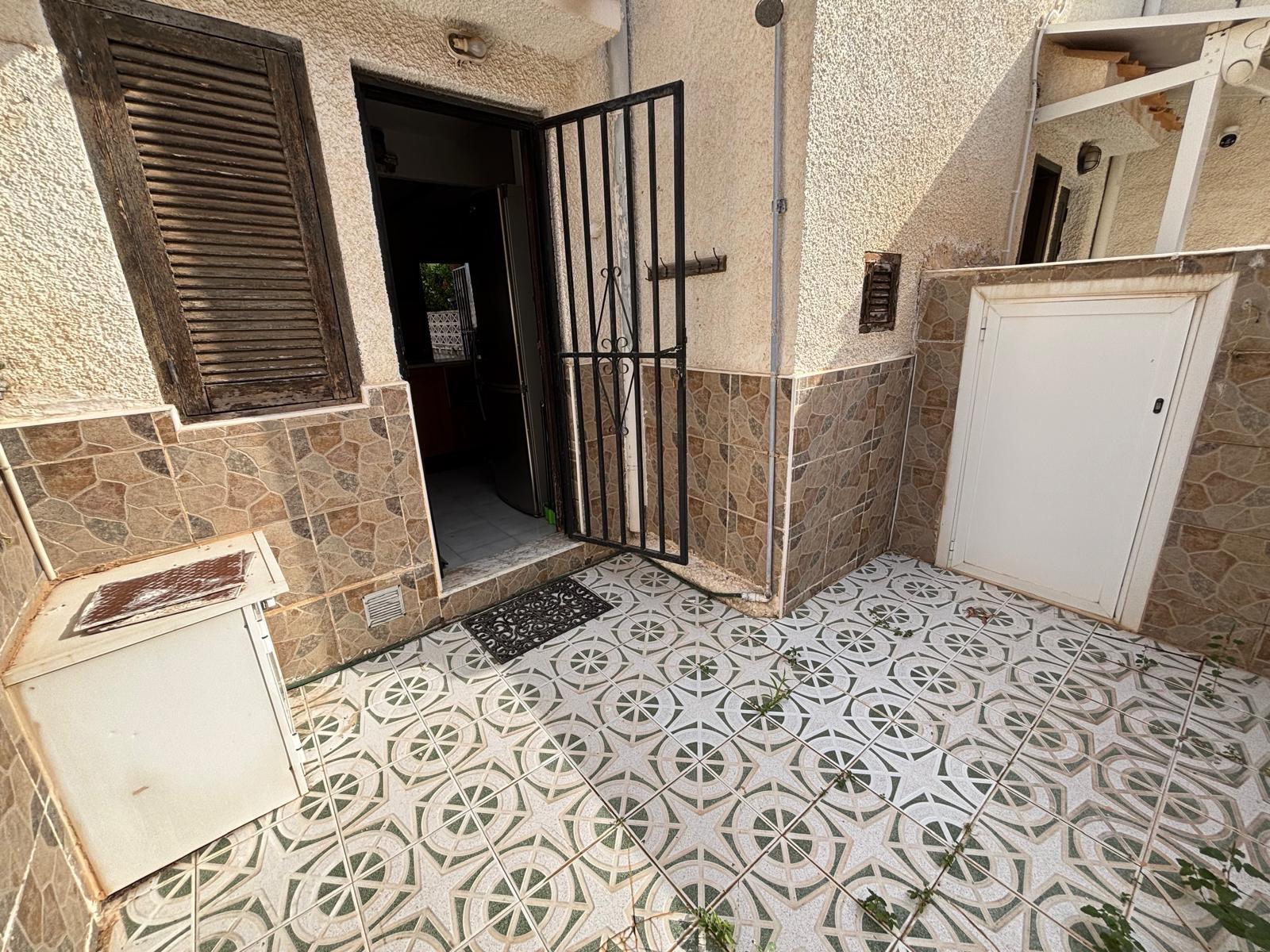 Dúplex en La Rosaleda, Torrevieja: Jardín, Solárium y Cero Gastos, Dúplex independiente en La Rosaleda, Torrevieja. Disfruta de 1 dorm., jardín, solárium y barbacoa. Cerca de playas y servicios. ¡Sin comunidad! Ideal para vivir