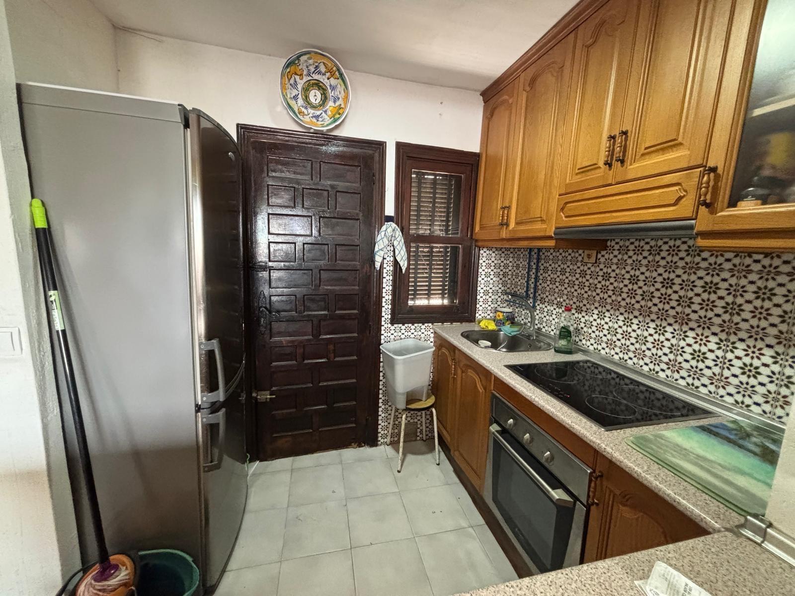 Dúplex en La Rosaleda, Torrevieja: Jardín, Solárium y Cero Gastos, Dúplex independiente en La Rosaleda, Torrevieja. Disfruta de 1 dorm., jardín, solárium y barbacoa. Cerca de playas y servicios. ¡Sin comunidad! Ideal para vivir