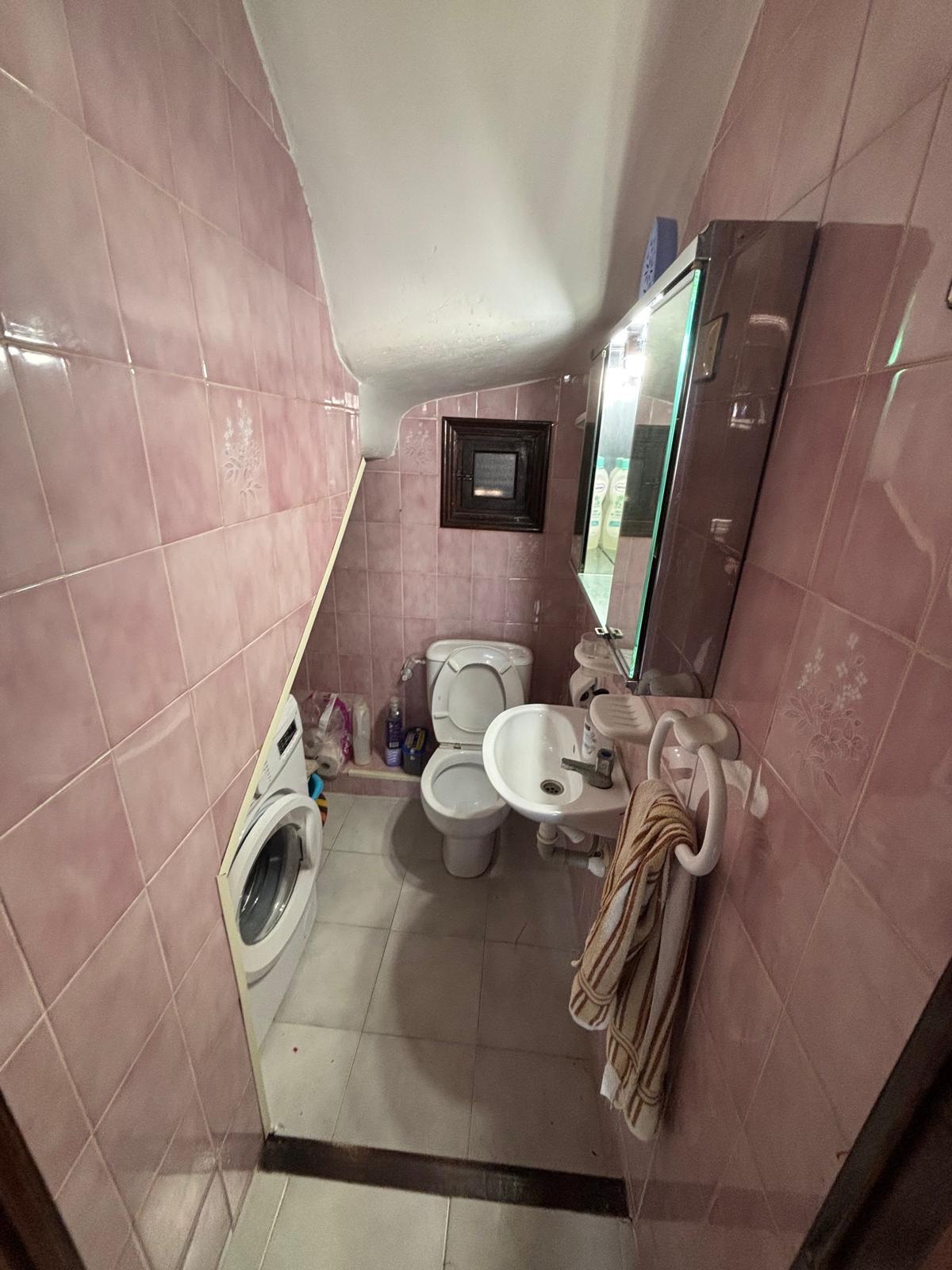 Dúplex en La Rosaleda, Torrevieja: Jardín, Solárium y Cero Gastos, Dúplex independiente en La Rosaleda, Torrevieja. Disfruta de 1 dorm., jardín, solárium y barbacoa. Cerca de playas y servicios. ¡Sin comunidad! Ideal para vivir