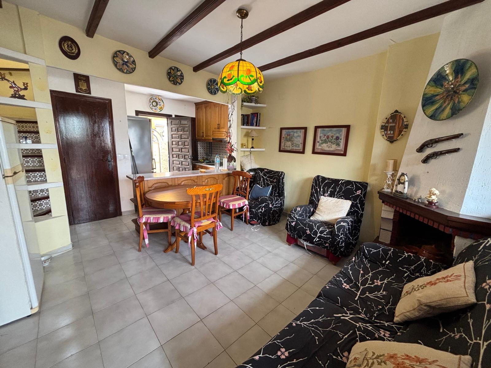 Dúplex en La Rosaleda, Torrevieja: Jardín, Solárium y Cero Gastos, Dúplex independiente en La Rosaleda, Torrevieja. Disfruta de 1 dorm., jardín, solárium y barbacoa. Cerca de playas y servicios. ¡Sin comunidad! Ideal para vivir