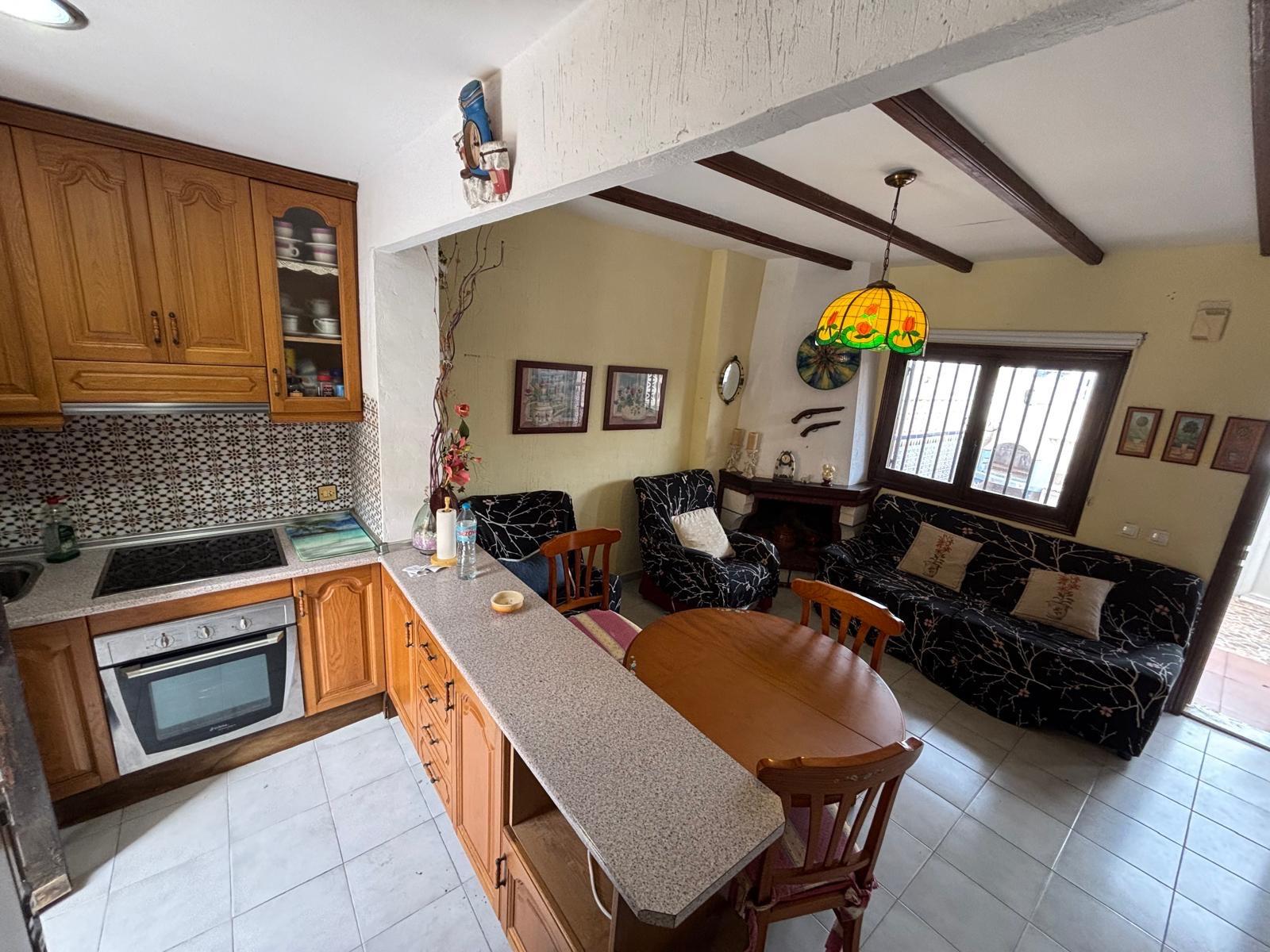 Dúplex en La Rosaleda, Torrevieja: Jardín, Solárium y Cero Gastos, Dúplex independiente en La Rosaleda, Torrevieja. Disfruta de 1 dorm., jardín, solárium y barbacoa. Cerca de playas y servicios. ¡Sin comunidad! Ideal para vivir