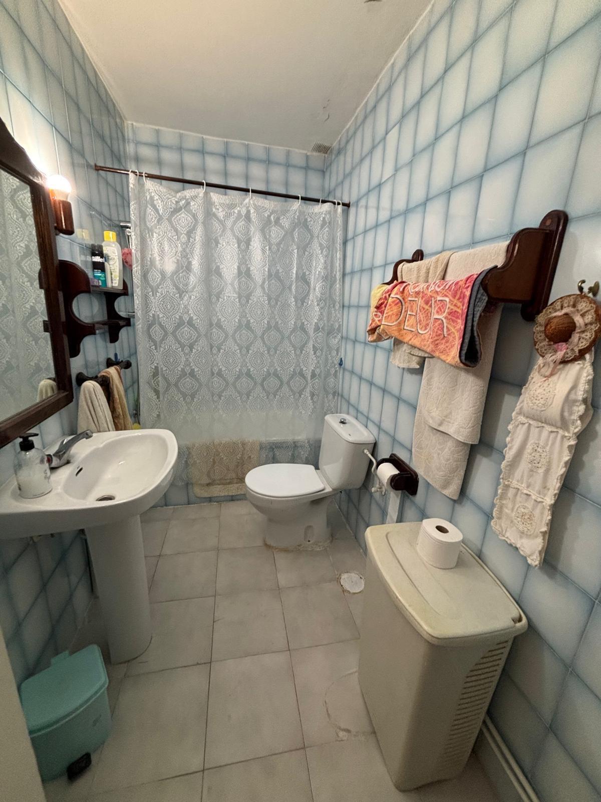 Dúplex en La Rosaleda, Torrevieja: Jardín, Solárium y Cero Gastos, Dúplex independiente en La Rosaleda, Torrevieja. Disfruta de 1 dorm., jardín, solárium y barbacoa. Cerca de playas y servicios. ¡Sin comunidad! Ideal para vivir