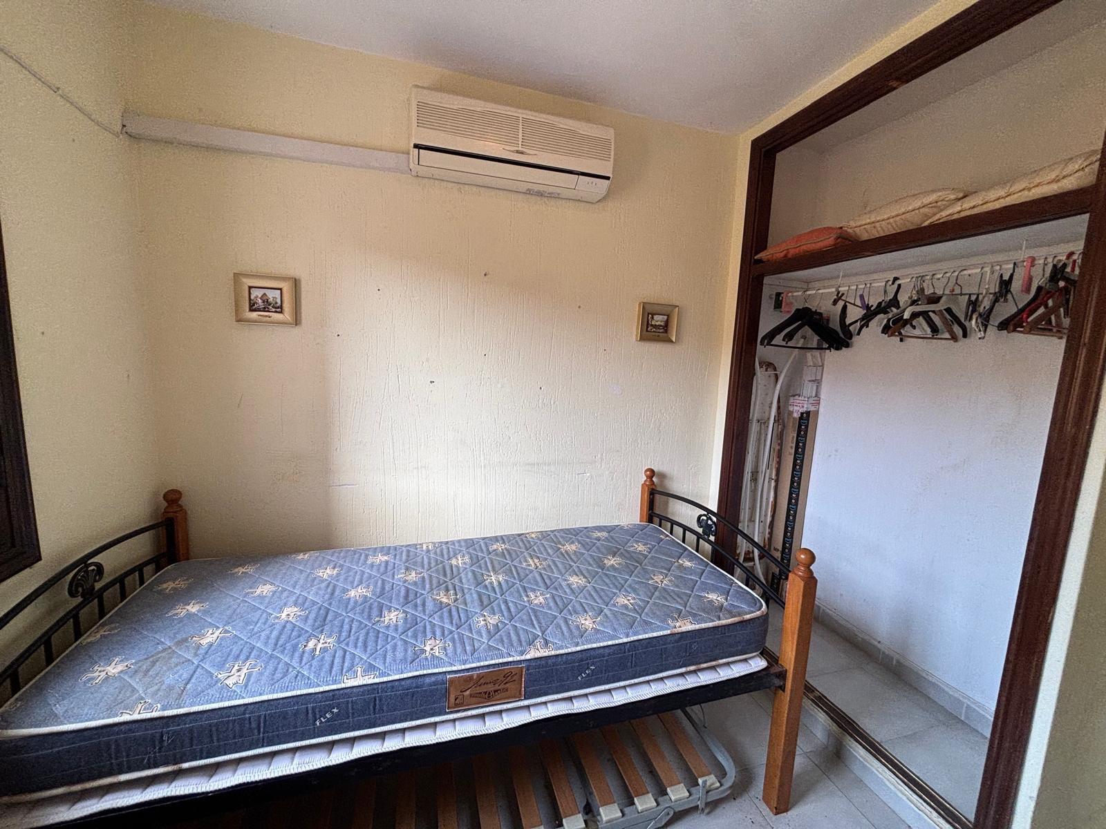 Dúplex en La Rosaleda, Torrevieja: Jardín, Solárium y Cero Gastos, Dúplex independiente en La Rosaleda, Torrevieja. Disfruta de 1 dorm., jardín, solárium y barbacoa. Cerca de playas y servicios. ¡Sin comunidad! Ideal para vivir