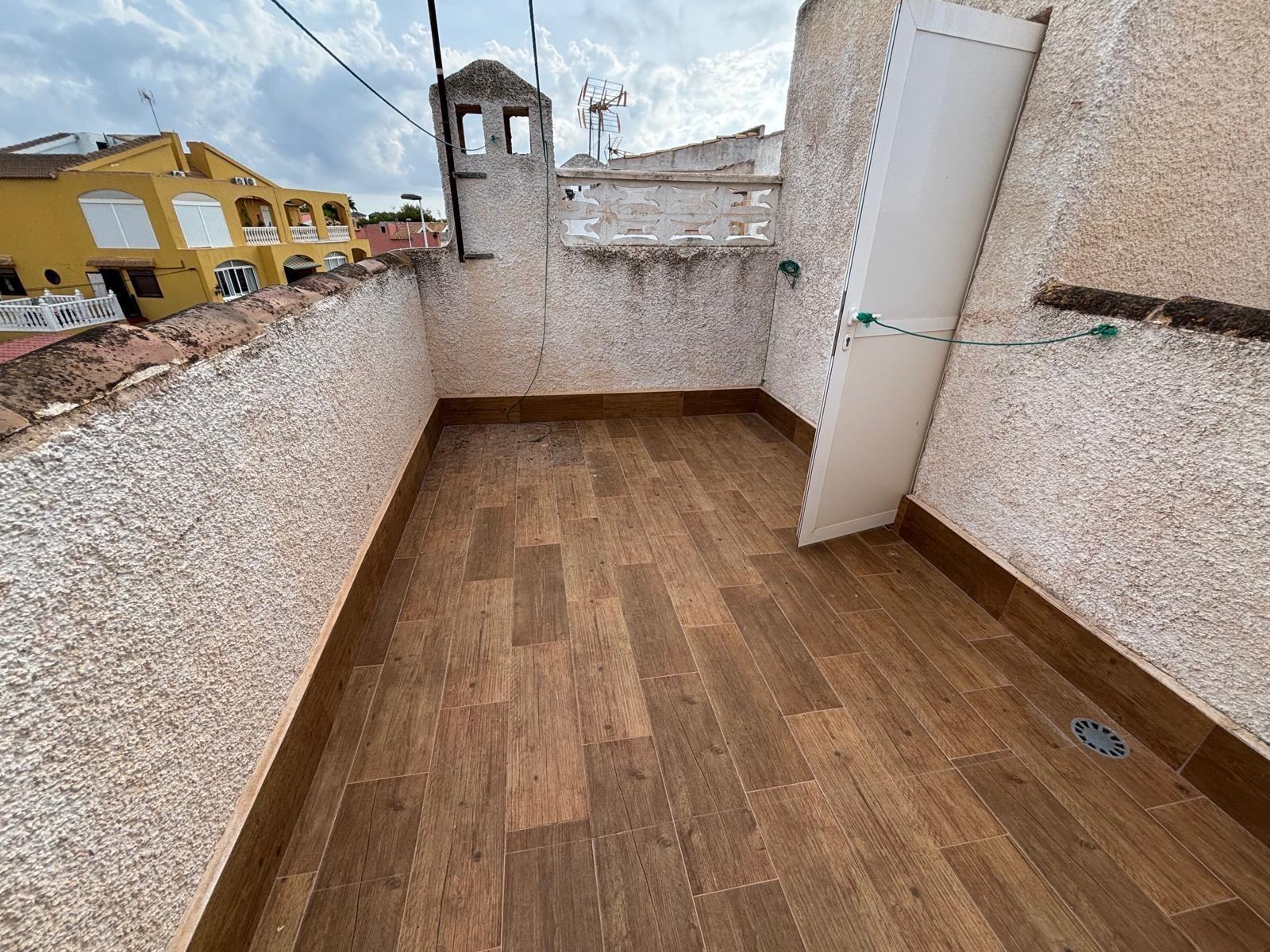 Dúplex en La Rosaleda, Torrevieja: Jardín, Solárium y Cero Gastos, Dúplex independiente en La Rosaleda, Torrevieja. Disfruta de 1 dorm., jardín, solárium y barbacoa. Cerca de playas y servicios. ¡Sin comunidad! Ideal para vivir