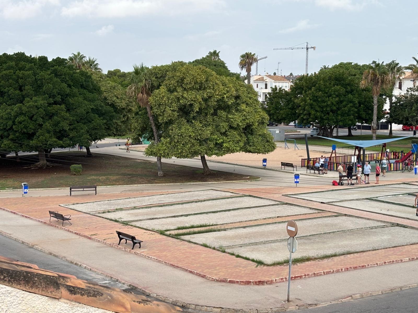 Dúplex en La Rosaleda, Torrevieja: Jardín, Solárium y Cero Gastos, Dúplex independiente en La Rosaleda, Torrevieja. Disfruta de 1 dorm., jardín, solárium y barbacoa. Cerca de playas y servicios. ¡Sin comunidad! Ideal para vivir