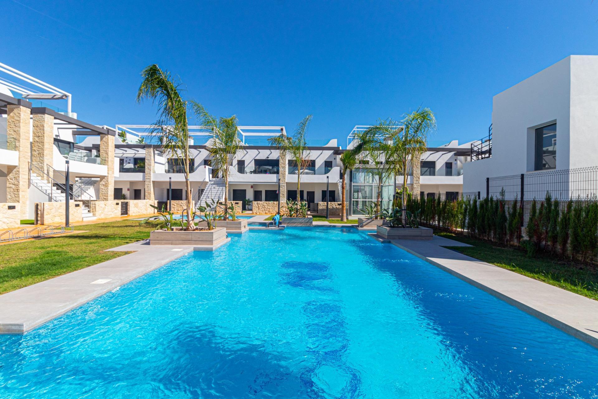 Estrena Apartamento Moderno en Orihuela Costa: Tu Estilo, Tu Vida, Estrena apartamento en planta baja en Innova Beach III, Orihuela Costa. 3 dorm, 2 baños, jardín con piscina. Cerca de playas y servicios. ¡Tu vida mediterránea