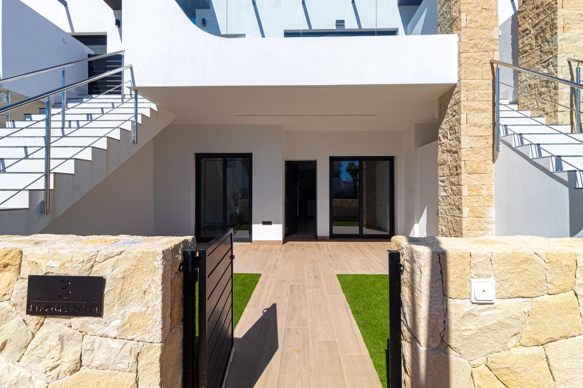 Estrena Apartamento Moderno en Orihuela Costa: Tu Estilo, Tu Vida, Estrena apartamento en planta baja en Innova Beach III, Orihuela Costa. 3 dorm, 2 baños, jardín con piscina. Cerca de playas y servicios. ¡Tu vida mediterránea