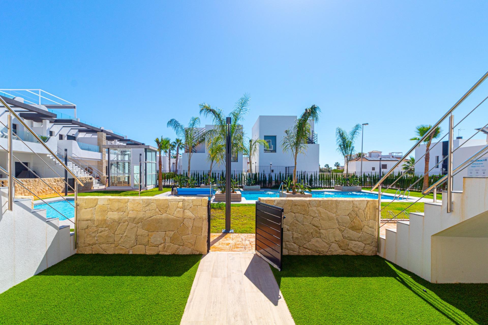 Estrena Apartamento Moderno en Orihuela Costa: Tu Estilo, Tu Vida, Estrena apartamento en planta baja en Innova Beach III, Orihuela Costa. 3 dorm, 2 baños, jardín con piscina. Cerca de playas y servicios. ¡Tu vida mediterránea