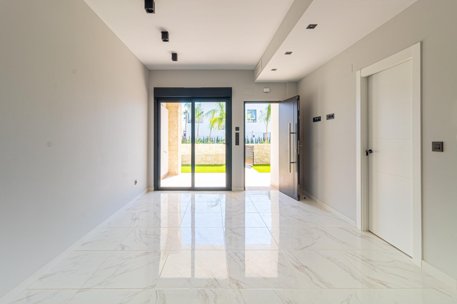 Estrena Apartamento Moderno en Orihuela Costa: Tu Estilo, Tu Vida, Estrena apartamento en planta baja en Innova Beach III, Orihuela Costa. 3 dorm, 2 baños, jardín con piscina. Cerca de playas y servicios. ¡Tu vida mediterránea