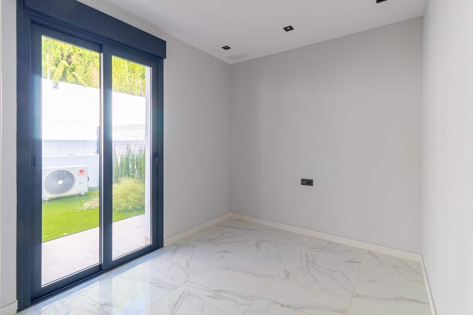 Estrena Apartamento Moderno en Orihuela Costa: Tu Estilo, Tu Vida, Estrena apartamento en planta baja en Innova Beach III, Orihuela Costa. 3 dorm, 2 baños, jardín con piscina. Cerca de playas y servicios. ¡Tu vida mediterránea