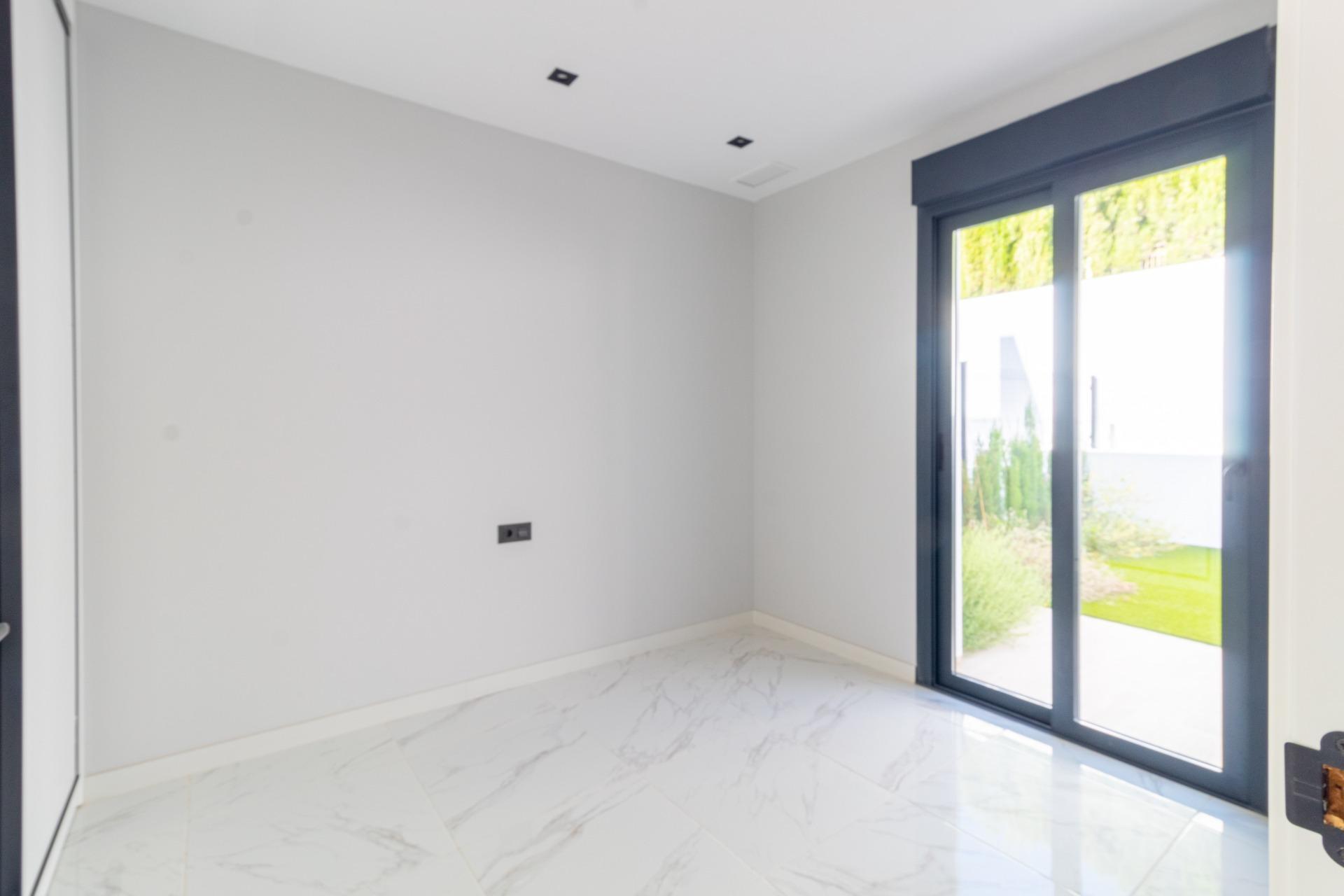Estrena Apartamento Moderno en Orihuela Costa: Tu Estilo, Tu Vida, Estrena apartamento en planta baja en Innova Beach III, Orihuela Costa. 3 dorm, 2 baños, jardín con piscina. Cerca de playas y servicios. ¡Tu vida mediterránea