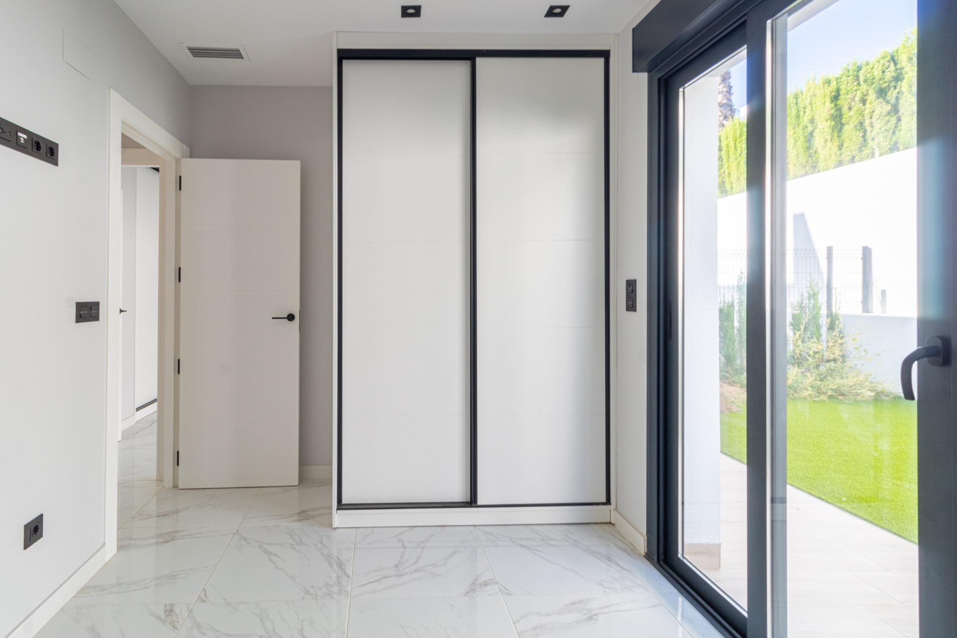 Estrena Apartamento Moderno en Orihuela Costa: Tu Estilo, Tu Vida, Estrena apartamento en planta baja en Innova Beach III, Orihuela Costa. 3 dorm, 2 baños, jardín con piscina. Cerca de playas y servicios. ¡Tu vida mediterránea