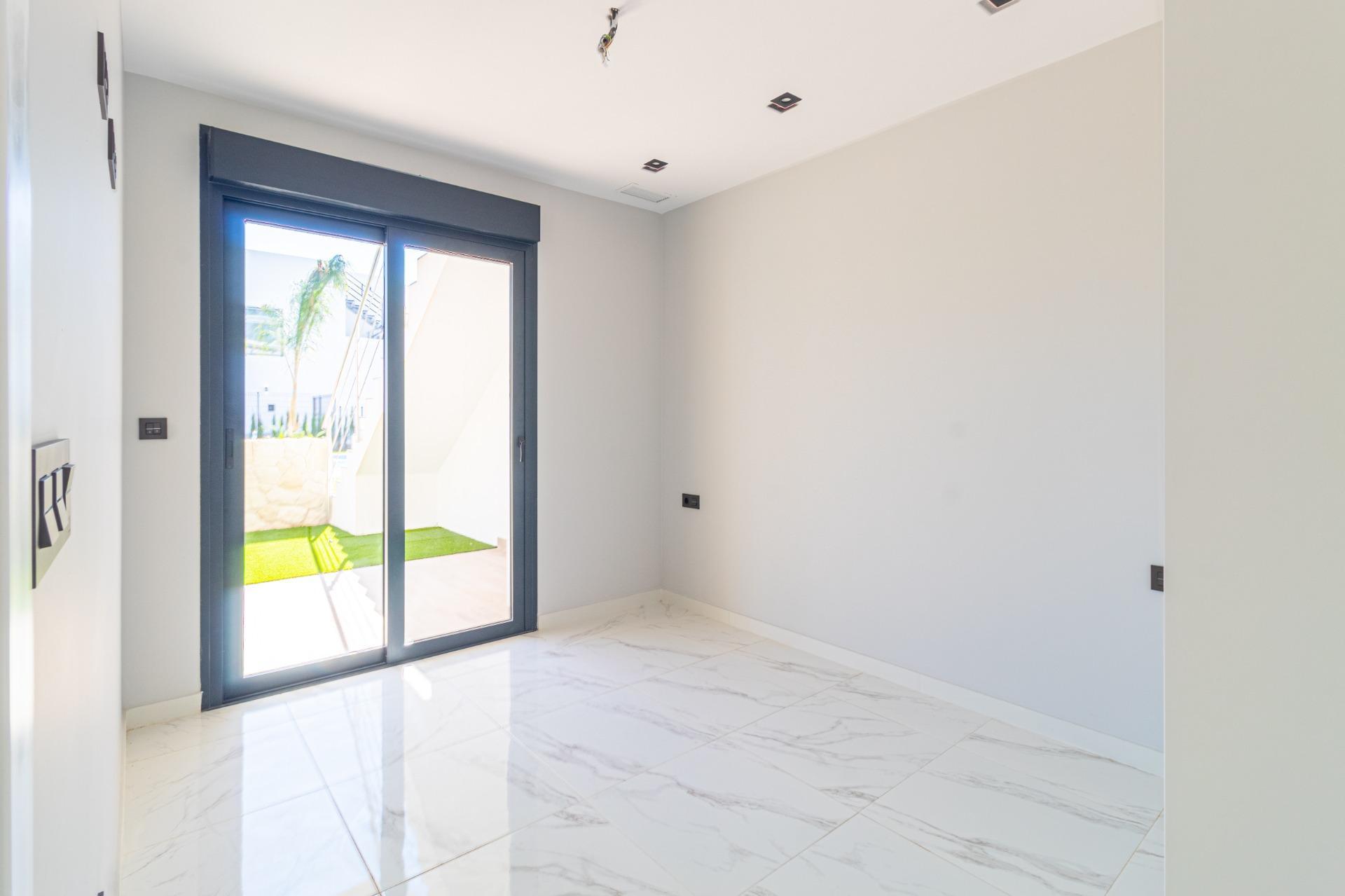 Estrena Apartamento Moderno en Orihuela Costa: Tu Estilo, Tu Vida, Estrena apartamento en planta baja en Innova Beach III, Orihuela Costa. 3 dorm, 2 baños, jardín con piscina. Cerca de playas y servicios. ¡Tu vida mediterránea