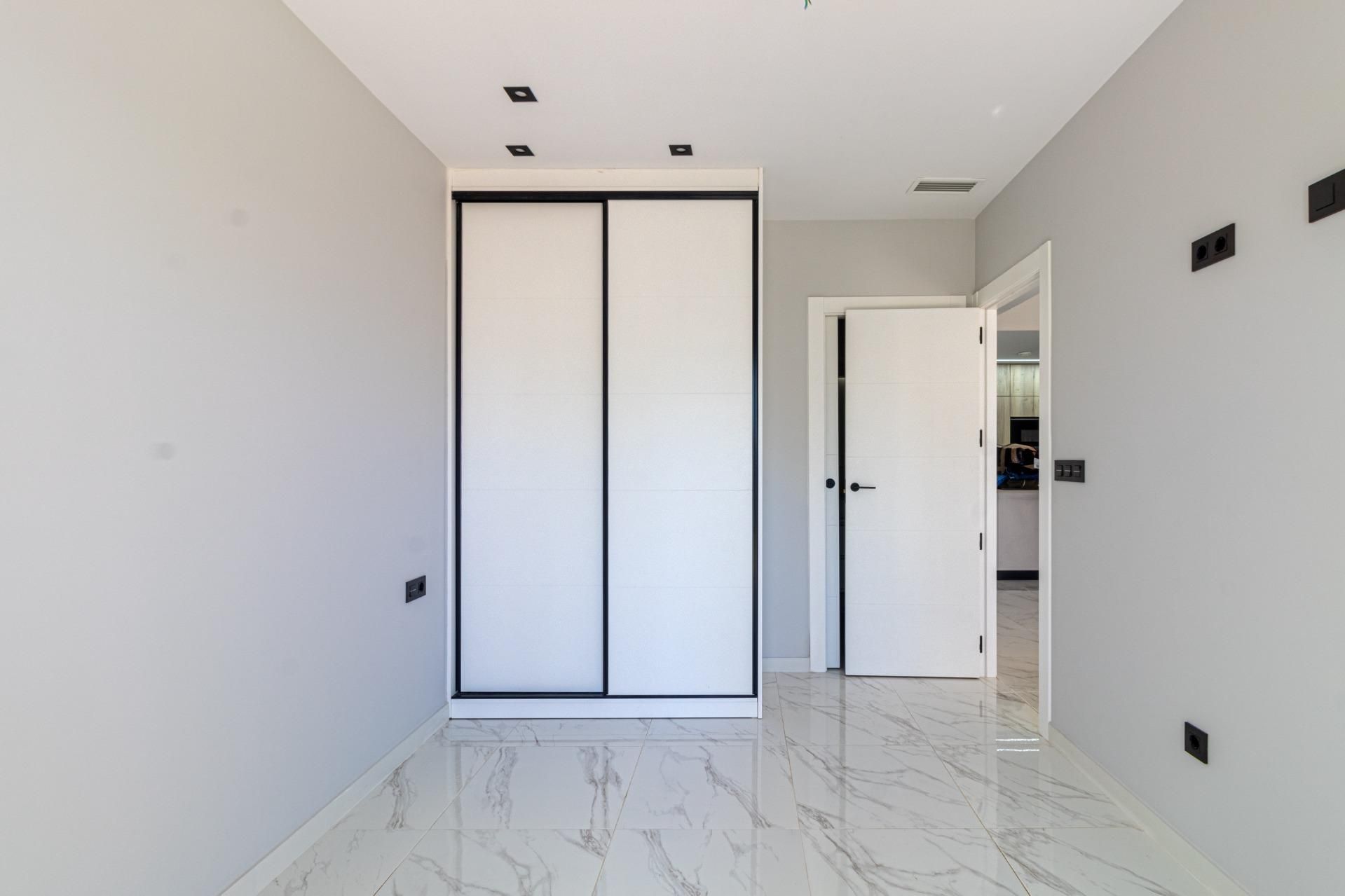 Estrena Apartamento Moderno en Orihuela Costa: Tu Estilo, Tu Vida, Estrena apartamento en planta baja en Innova Beach III, Orihuela Costa. 3 dorm, 2 baños, jardín con piscina. Cerca de playas y servicios. ¡Tu vida mediterránea