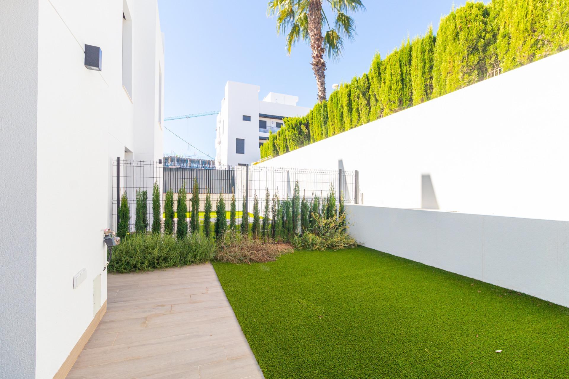 Estrena Apartamento Moderno en Orihuela Costa: Tu Estilo, Tu Vida, Estrena apartamento en planta baja en Innova Beach III, Orihuela Costa. 3 dorm, 2 baños, jardín con piscina. Cerca de playas y servicios. ¡Tu vida mediterránea