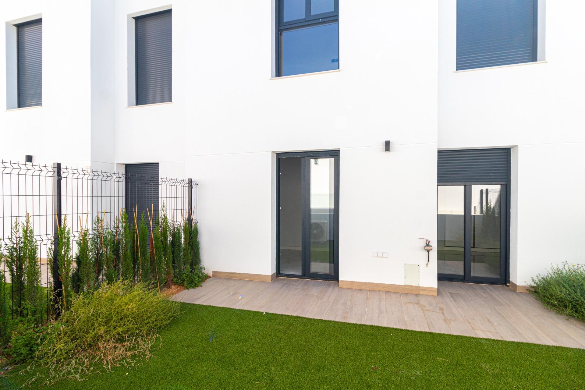 Estrena Apartamento Moderno en Orihuela Costa: Tu Estilo, Tu Vida, Estrena apartamento en planta baja en Innova Beach III, Orihuela Costa. 3 dorm, 2 baños, jardín con piscina. Cerca de playas y servicios. ¡Tu vida mediterránea