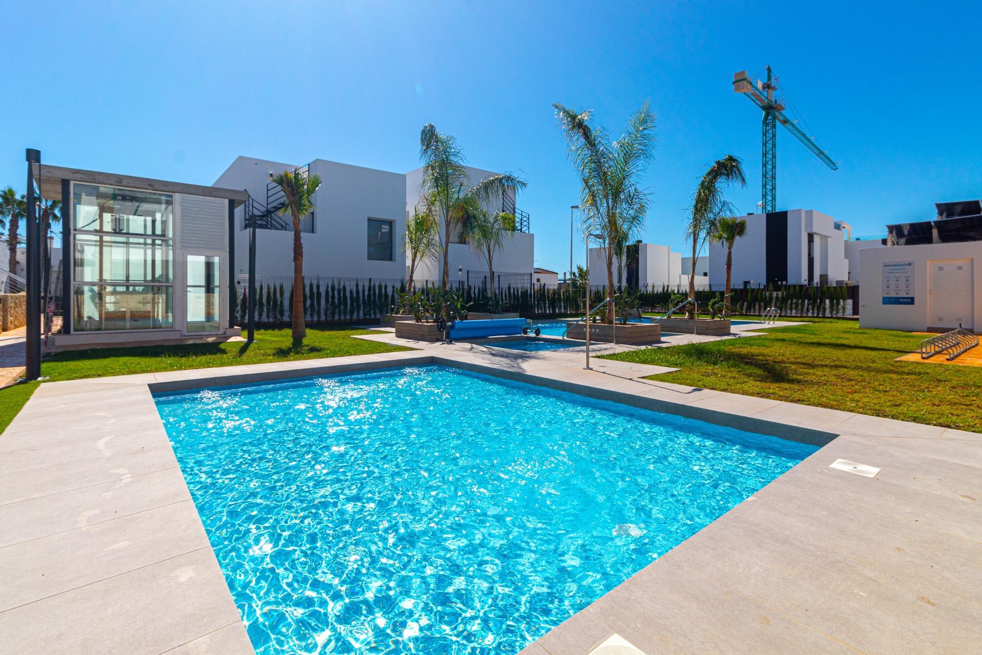 Estrena Apartamento Moderno en Orihuela Costa: Tu Estilo, Tu Vida, Estrena apartamento en planta baja en Innova Beach III, Orihuela Costa. 3 dorm, 2 baños, jardín con piscina. Cerca de playas y servicios. ¡Tu vida mediterránea