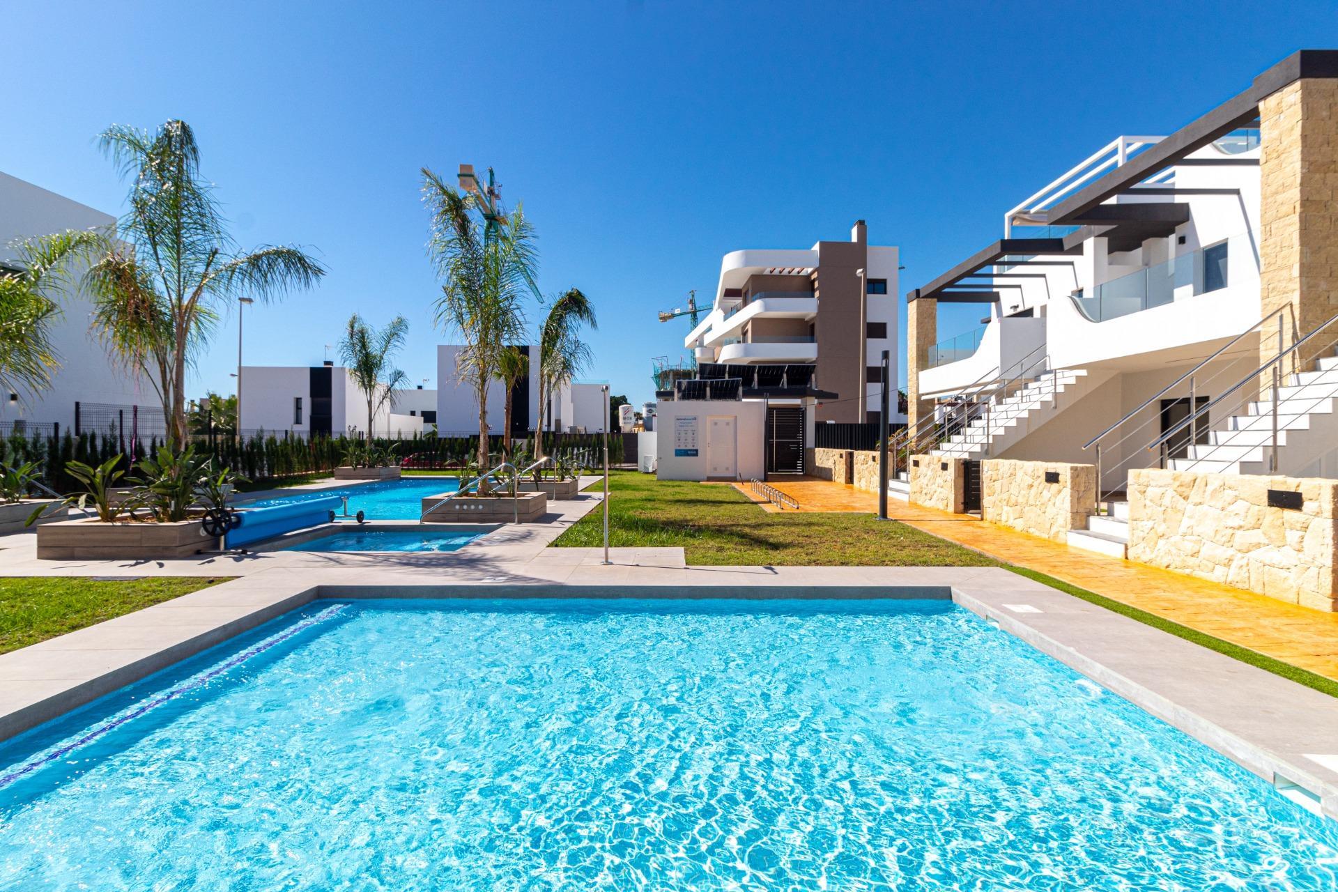 Estrena Apartamento Moderno en Orihuela Costa: Tu Estilo, Tu Vida, Estrena apartamento en planta baja en Innova Beach III, Orihuela Costa. 3 dorm, 2 baños, jardín con piscina. Cerca de playas y servicios. ¡Tu vida mediterránea