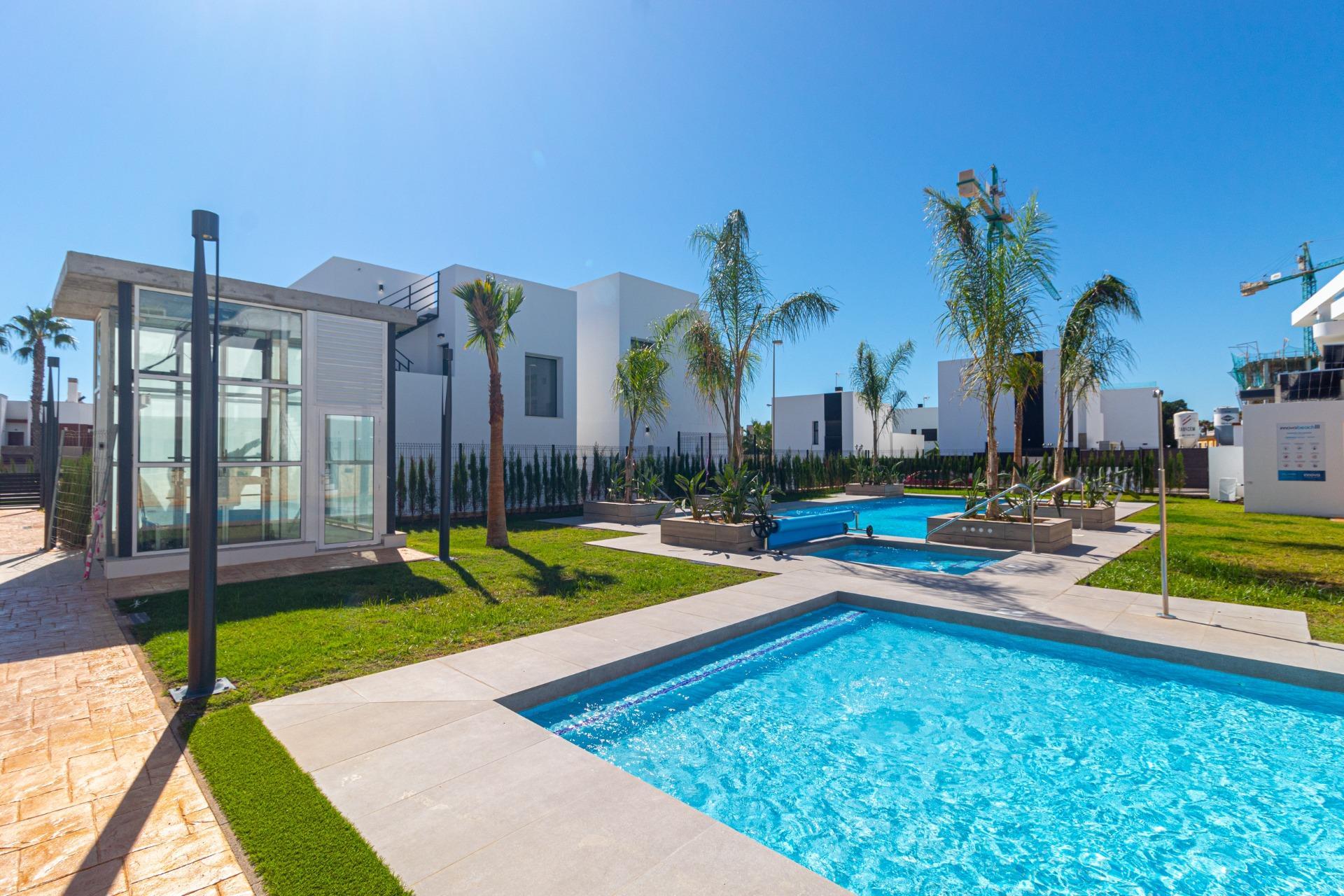 Estrena Apartamento Moderno en Orihuela Costa: Tu Estilo, Tu Vida, Estrena apartamento en planta baja en Innova Beach III, Orihuela Costa. 3 dorm, 2 baños, jardín con piscina. Cerca de playas y servicios. ¡Tu vida mediterránea