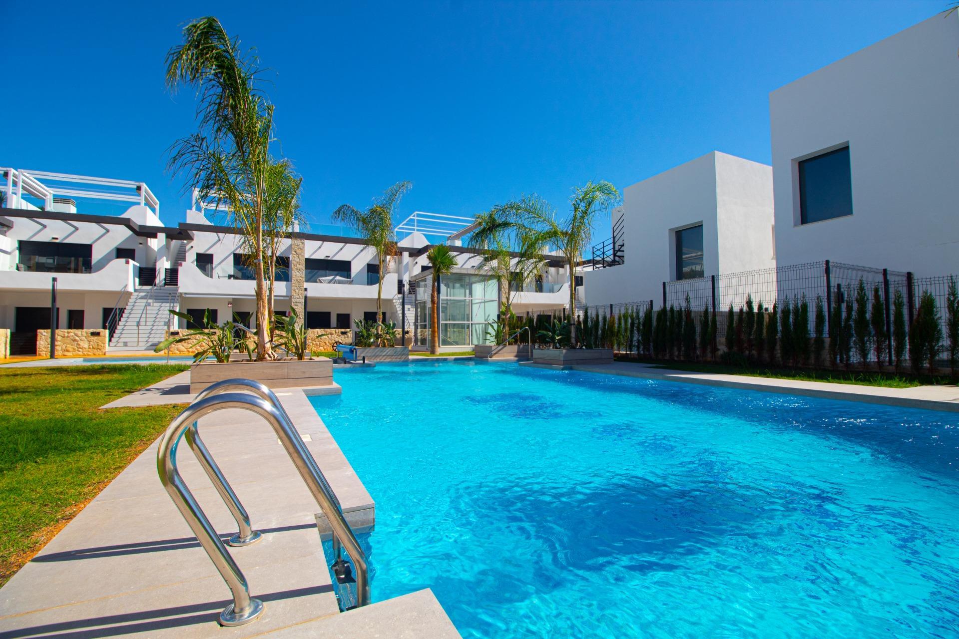 Estrena Apartamento Moderno en Orihuela Costa: Tu Estilo, Tu Vida, Estrena apartamento en planta baja en Innova Beach III, Orihuela Costa. 3 dorm, 2 baños, jardín con piscina. Cerca de playas y servicios. ¡Tu vida mediterránea