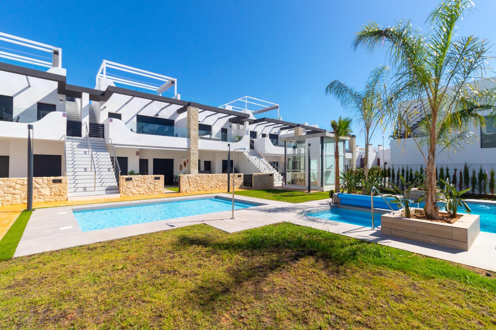 Estrena Apartamento Moderno en Orihuela Costa: Tu Estilo, Tu Vida, Estrena apartamento en planta baja en Innova Beach III, Orihuela Costa. 3 dorm, 2 baños, jardín con piscina. Cerca de playas y servicios. ¡Tu vida mediterránea