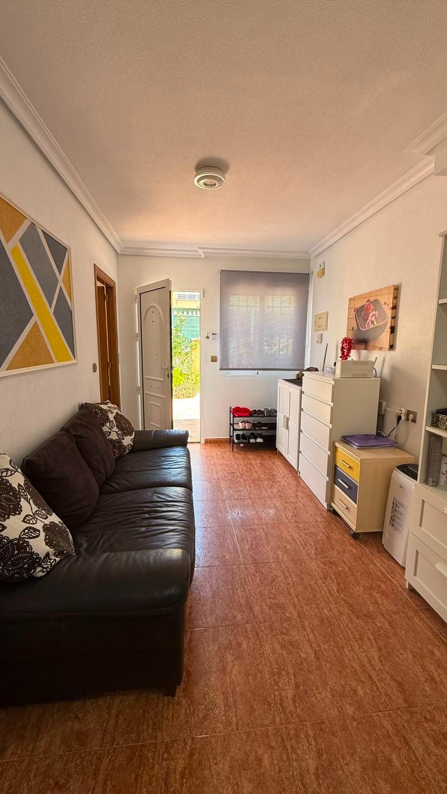Bungalow en La Mata: ¡Playa a 150m y parking privado!, Bungalow en La Mata, Torrevieja, a 150m de la playa. 3 dorm, 1 baño, parcela con parking. Amueblado, listo para entrar. ¡Tu sueño mediterráneo por 264.000€!