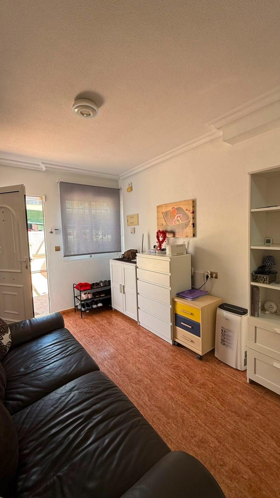 Bungalow en La Mata: ¡Playa a 150m y parking privado!, Bungalow en La Mata, Torrevieja, a 150m de la playa. 3 dorm, 1 baño, parcela con parking. Amueblado, listo para entrar. ¡Tu sueño mediterráneo por 264.000€!