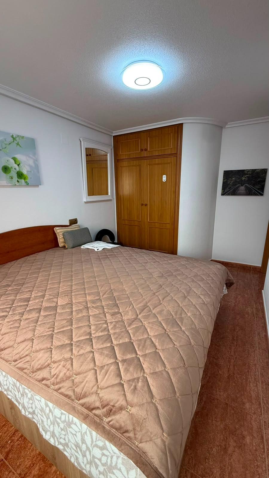 Bungalow en La Mata: ¡Playa a 150m y parking privado!, Bungalow en La Mata, Torrevieja, a 150m de la playa. 3 dorm, 1 baño, parcela con parking. Amueblado, listo para entrar. ¡Tu sueño mediterráneo por 264.000€!