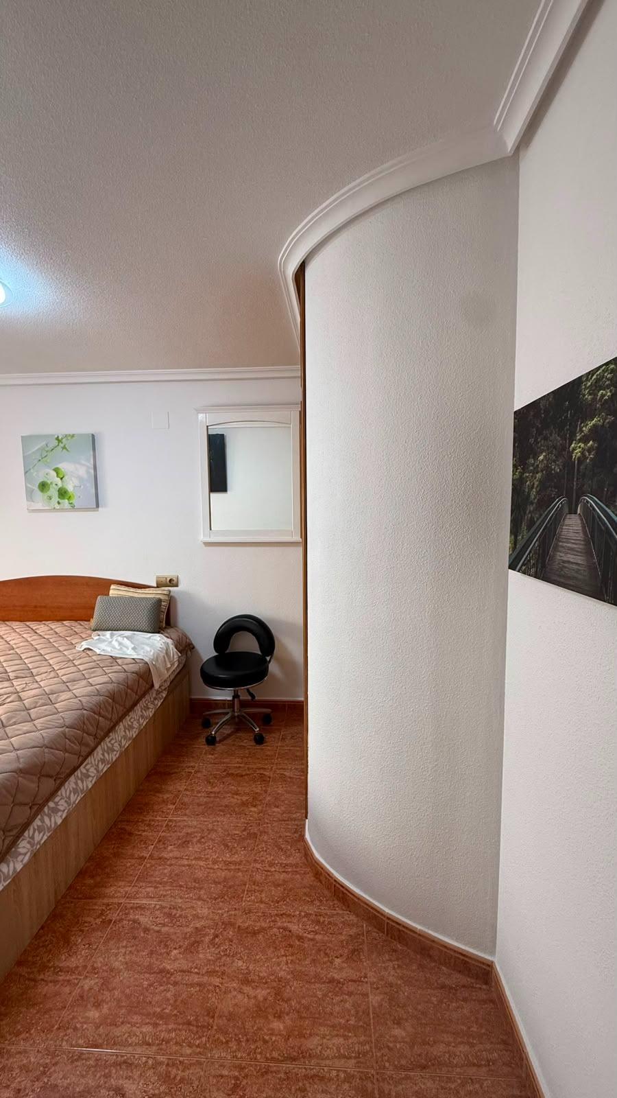 Bungalow en La Mata: ¡Playa a 150m y parking privado!, Bungalow en La Mata, Torrevieja, a 150m de la playa. 3 dorm, 1 baño, parcela con parking. Amueblado, listo para entrar. ¡Tu sueño mediterráneo por 264.000€!