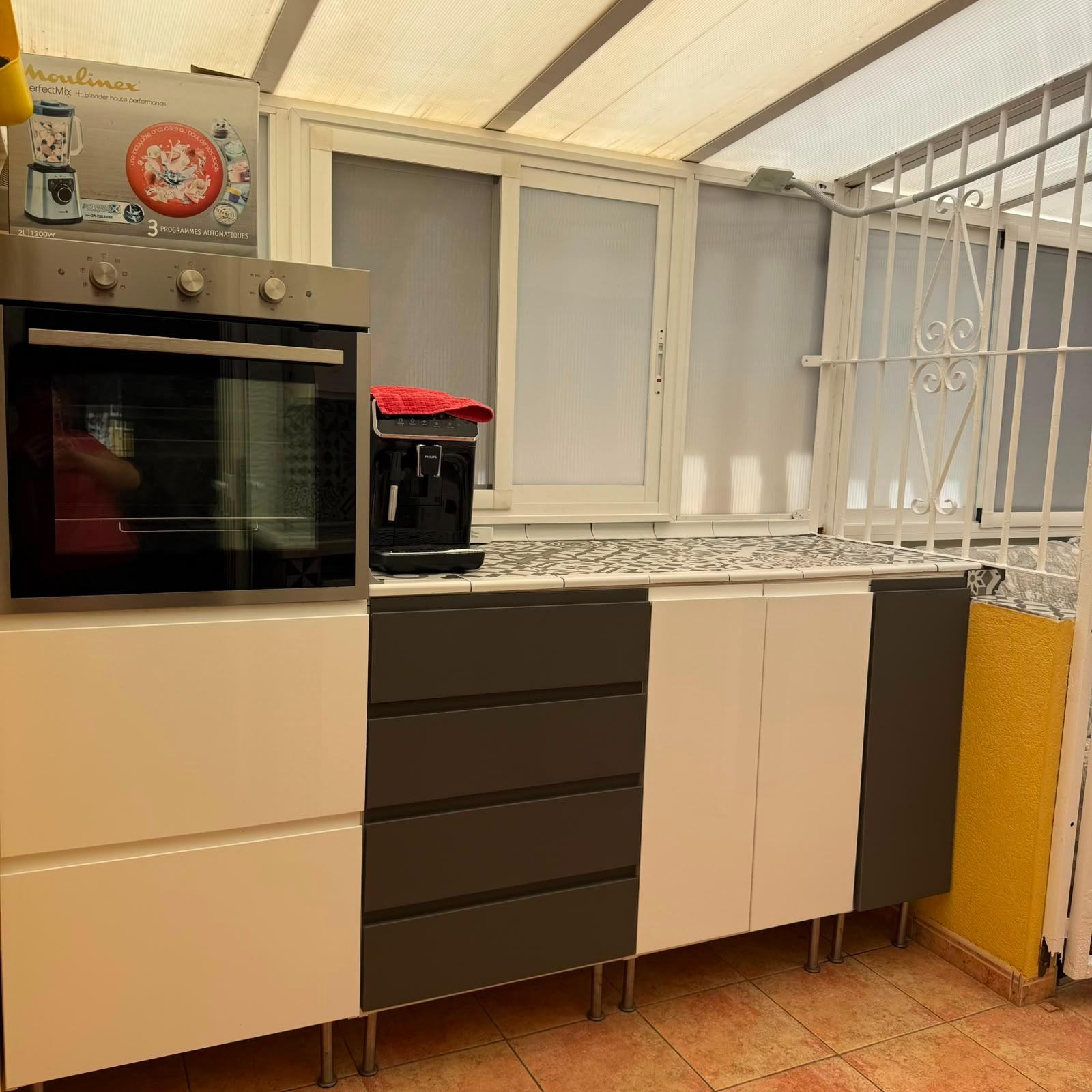 Bungalow en La Mata: ¡Playa a 150m y parking privado!, Bungalow en La Mata, Torrevieja, a 150m de la playa. 3 dorm, 1 baño, parcela con parking. Amueblado, listo para entrar. ¡Tu sueño mediterráneo por 264.000€!