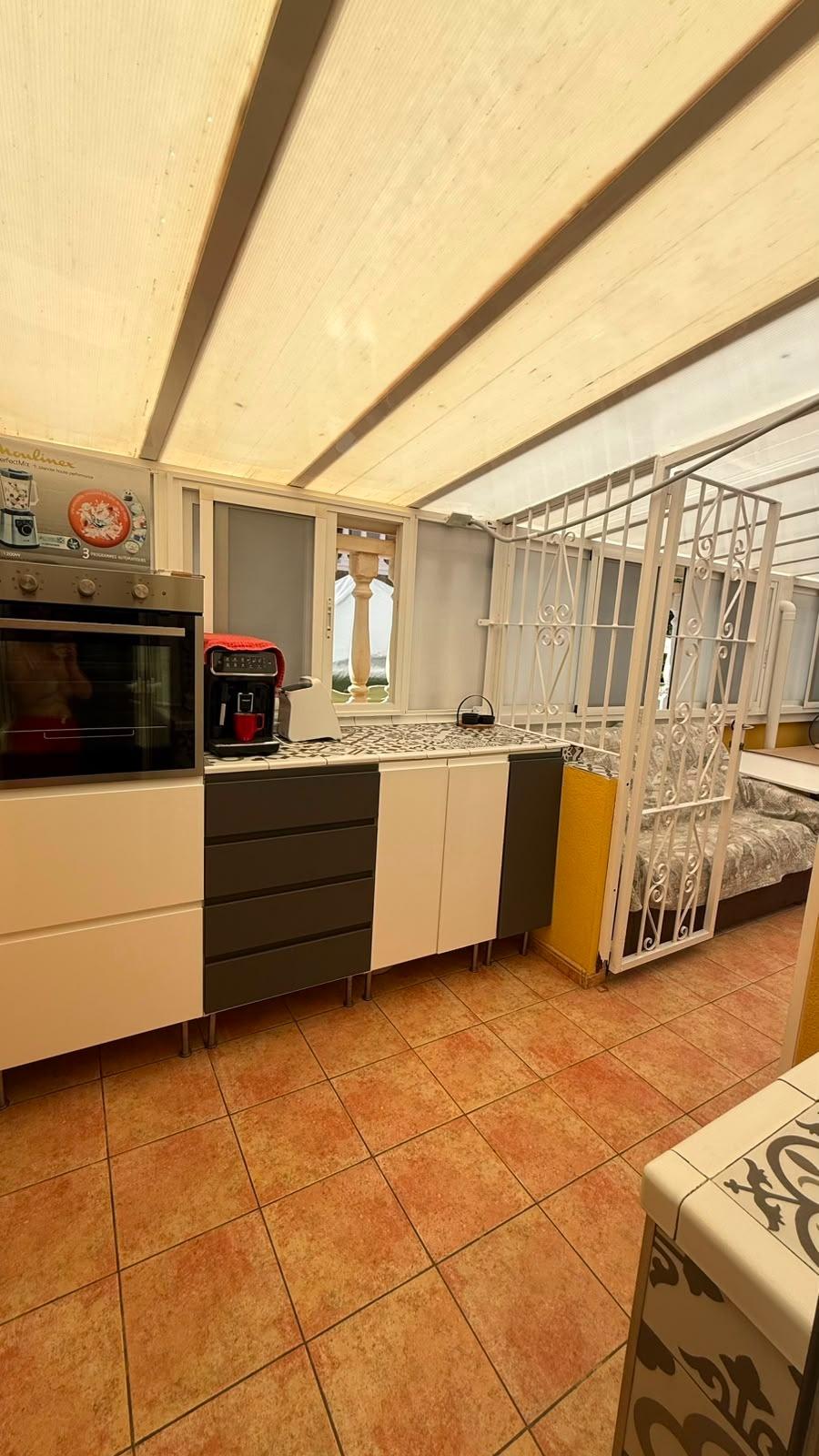 Bungalow en La Mata: ¡Playa a 150m y parking privado!, Bungalow en La Mata, Torrevieja, a 150m de la playa. 3 dorm, 1 baño, parcela con parking. Amueblado, listo para entrar. ¡Tu sueño mediterráneo por 264.000€!