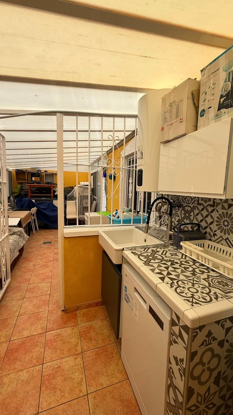 Bungalow en La Mata: ¡Playa a 150m y parking privado!, Bungalow en La Mata, Torrevieja, a 150m de la playa. 3 dorm, 1 baño, parcela con parking. Amueblado, listo para entrar. ¡Tu sueño mediterráneo por 264.000€!