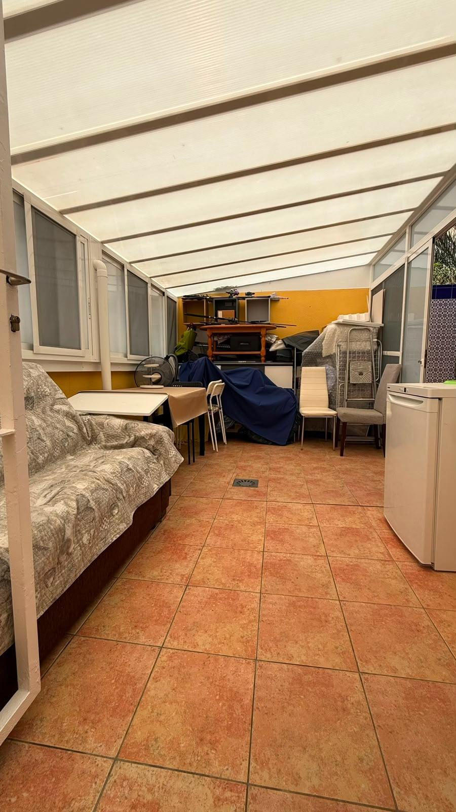 Bungalow en La Mata: ¡Playa a 150m y parking privado!, Bungalow en La Mata, Torrevieja, a 150m de la playa. 3 dorm, 1 baño, parcela con parking. Amueblado, listo para entrar. ¡Tu sueño mediterráneo por 264.000€!