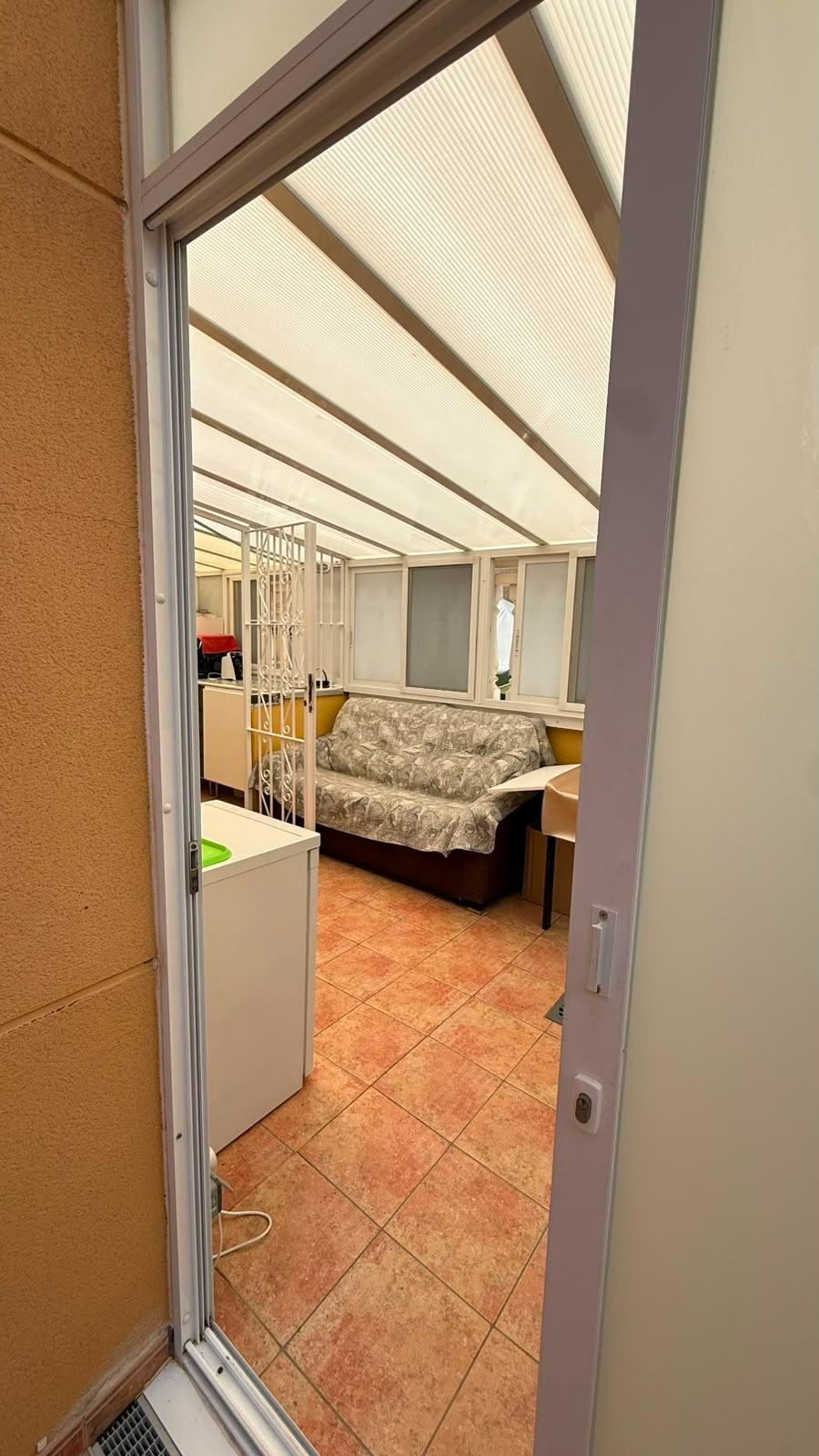 Bungalow en La Mata: ¡Playa a 150m y parking privado!, Bungalow en La Mata, Torrevieja, a 150m de la playa. 3 dorm, 1 baño, parcela con parking. Amueblado, listo para entrar. ¡Tu sueño mediterráneo por 264.000€!